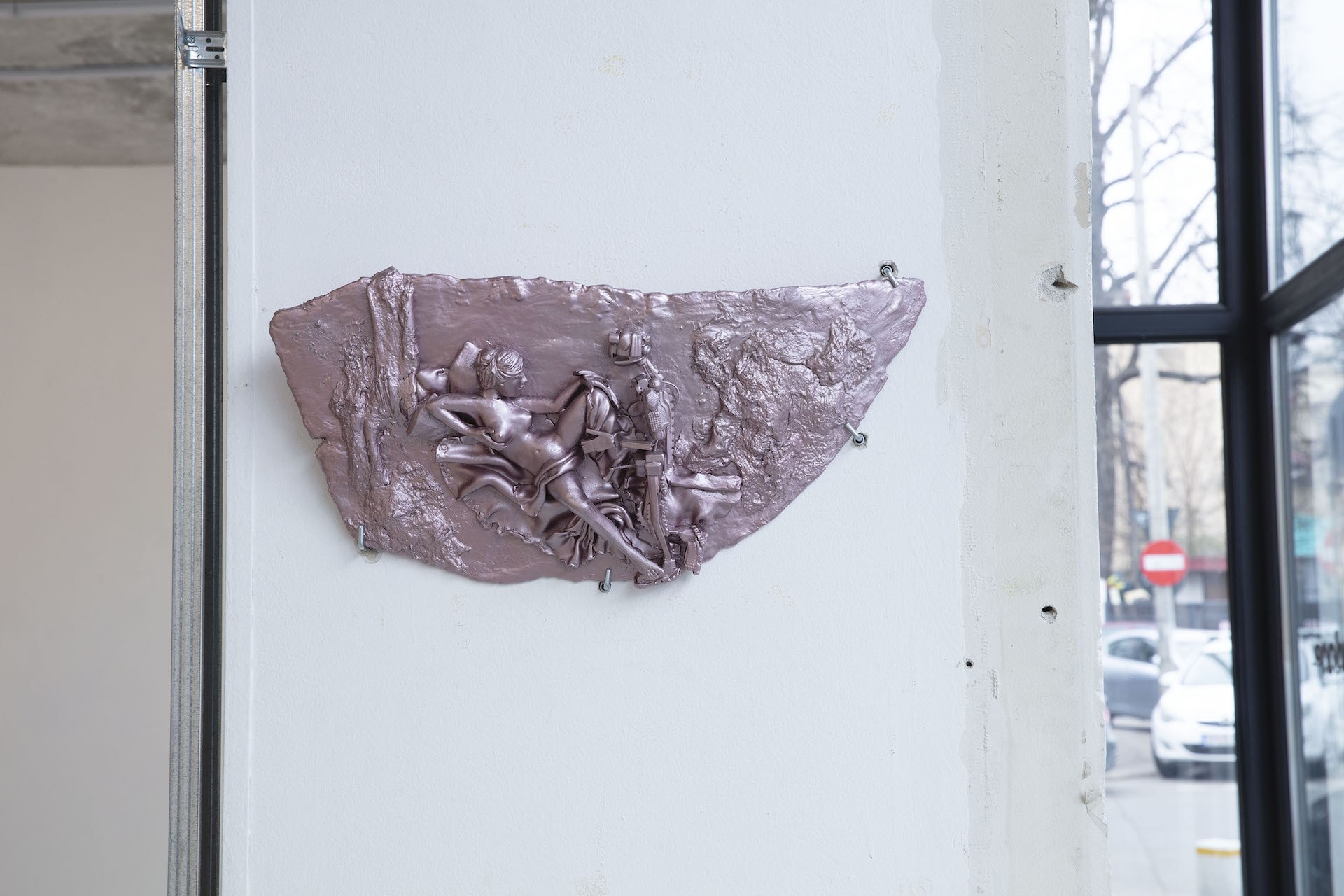 Klara Zetterholm, La Survivante, 2022, synthetic clay, plaster, styrofoam, acrylics, 52x25 cm