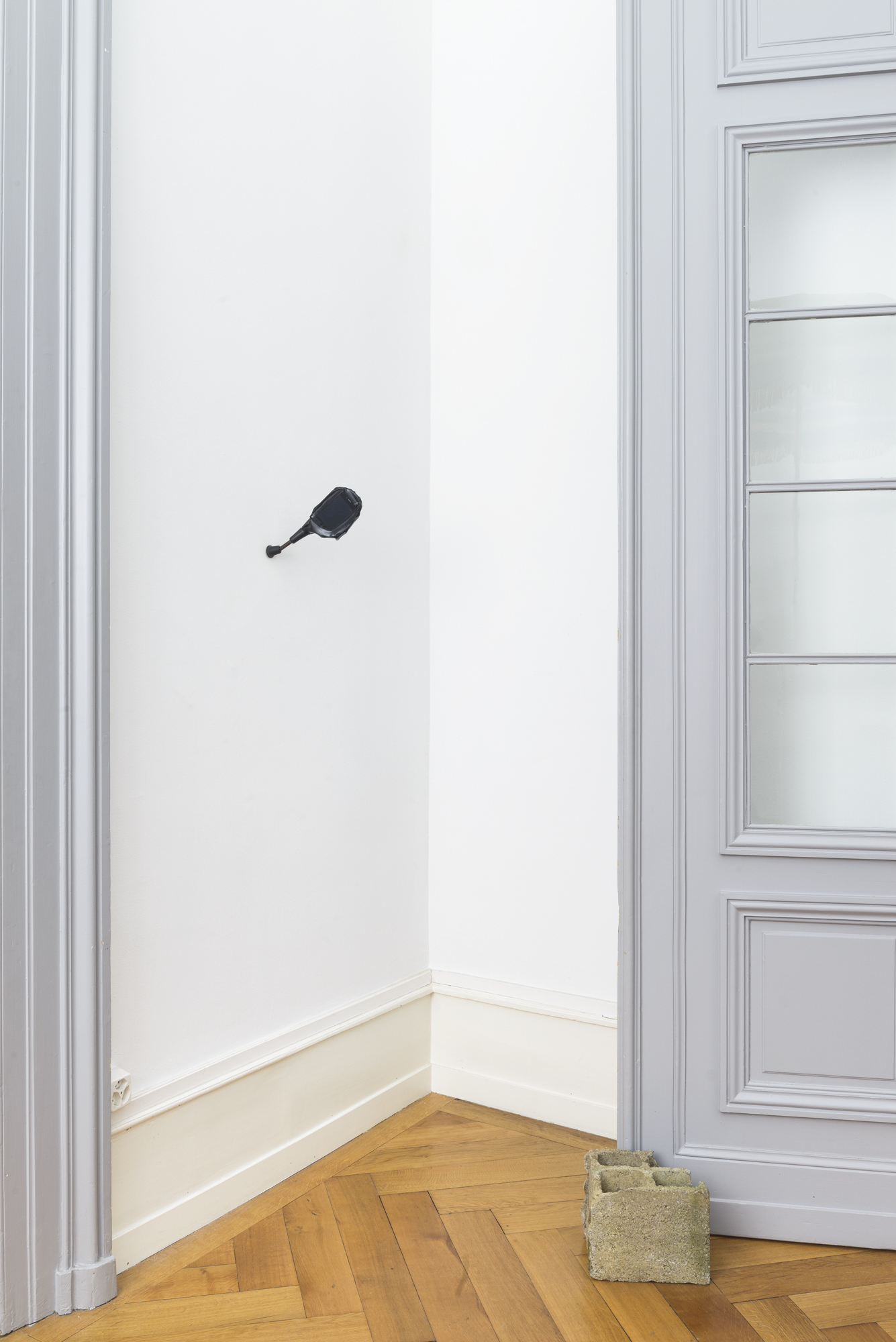 Yvan Alvarez, Rearview mirror (makeshift devices), rearview mirror, iPhone, tape, 20 x 24 x 10 cm, 2023