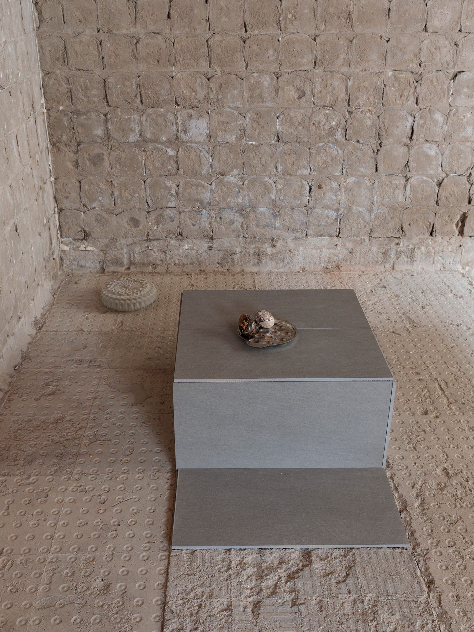 "Cut open in half. See what’s inside.", exhibition view: Galvanie Galerie, photos: Lukas Pürmayr