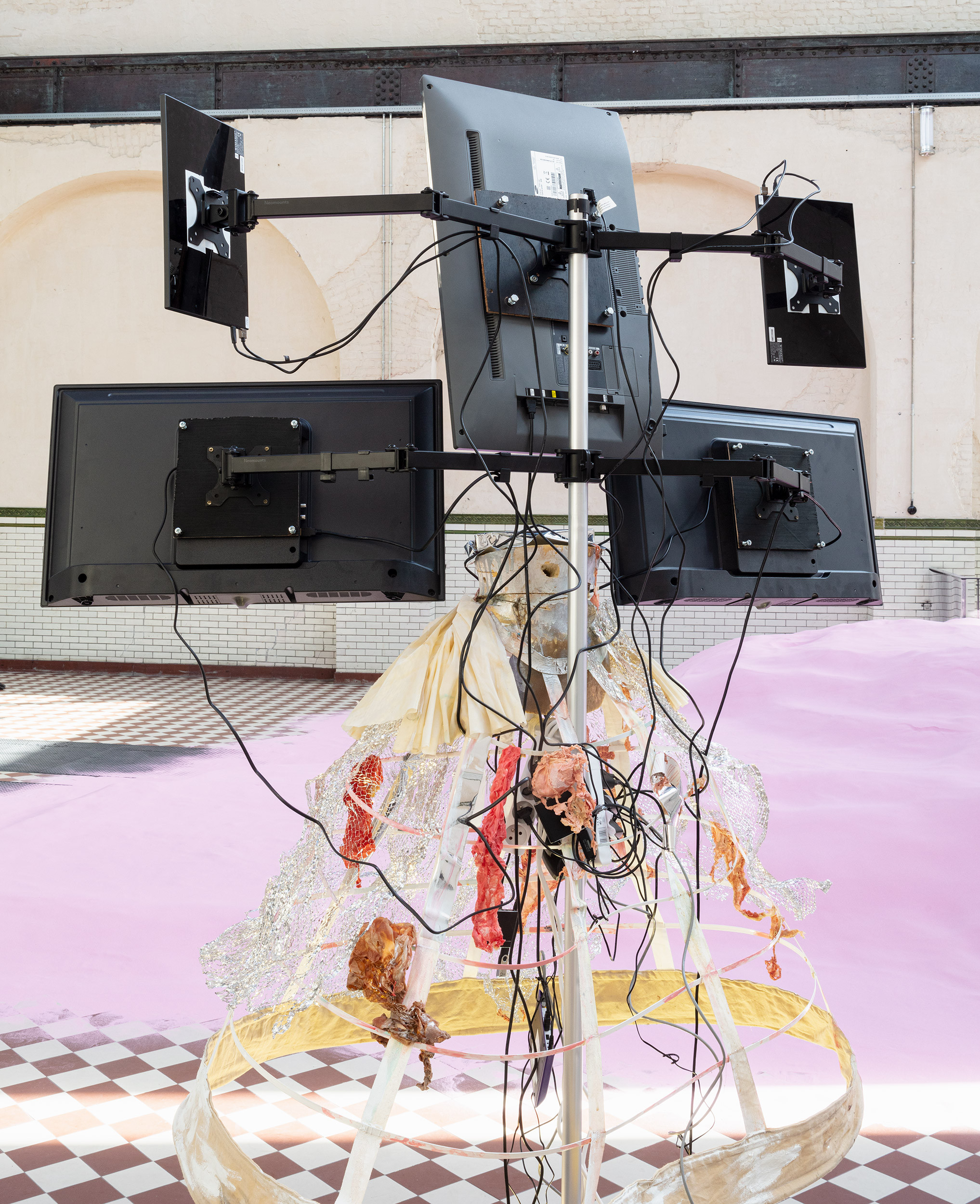 Lady Credit or finance in drag, 2023, detail. installation by Toon Fibbe