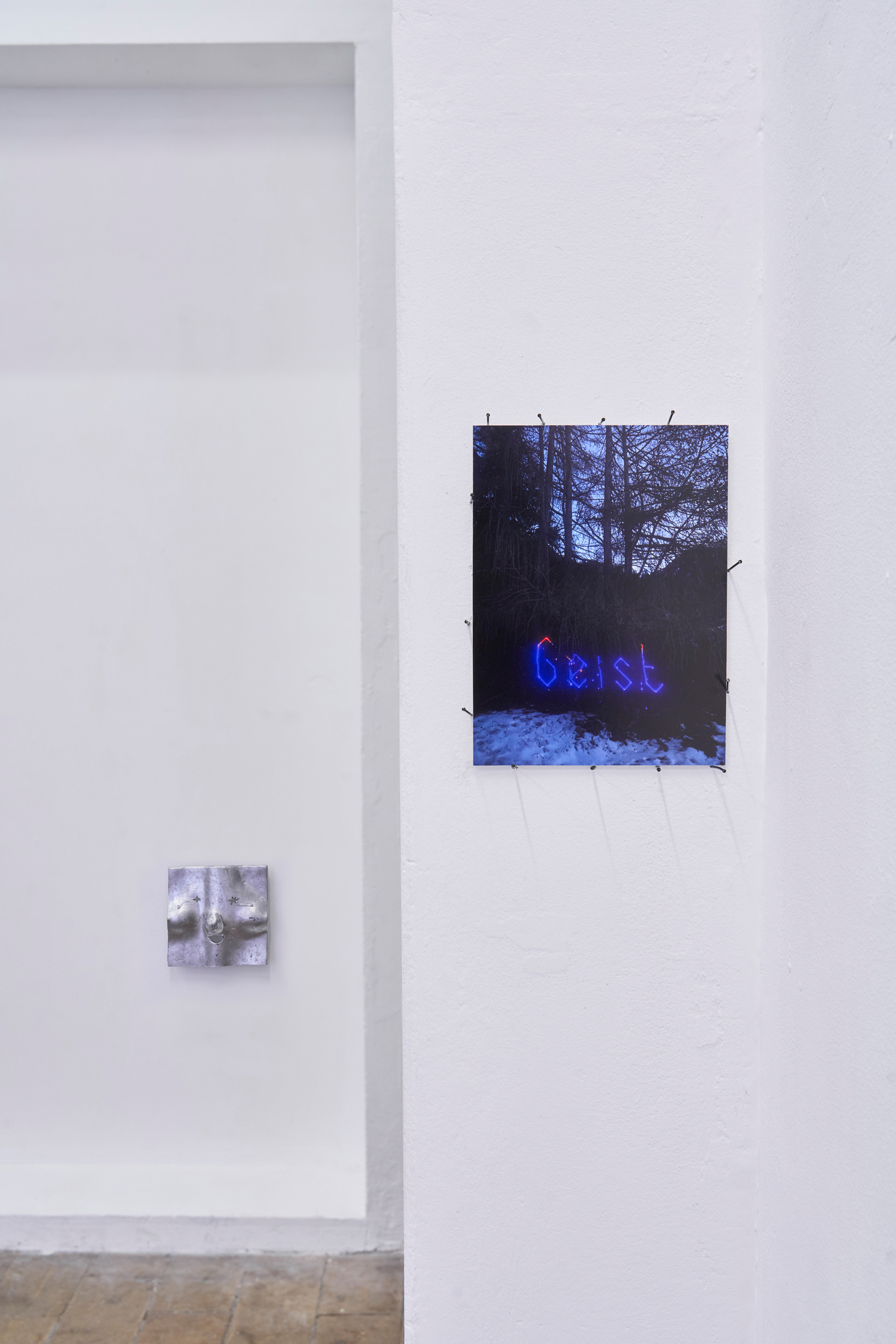 Milena Wojhan: Left ; Maske, Aluminium , 2023 Right; Geist, C-print on plexi, 2023