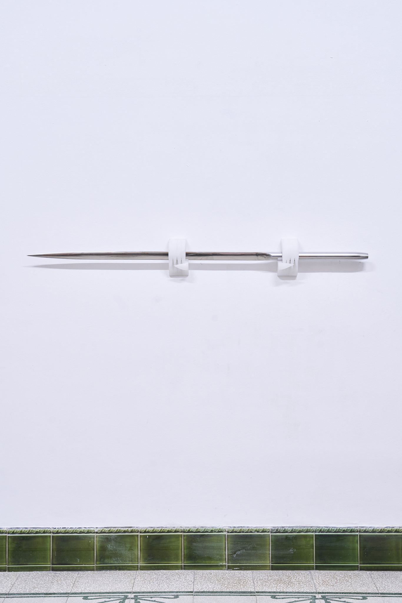 Lukas Hoffman: untitled, stainless steel, acrylic glass, 118x7x13cm, 2022