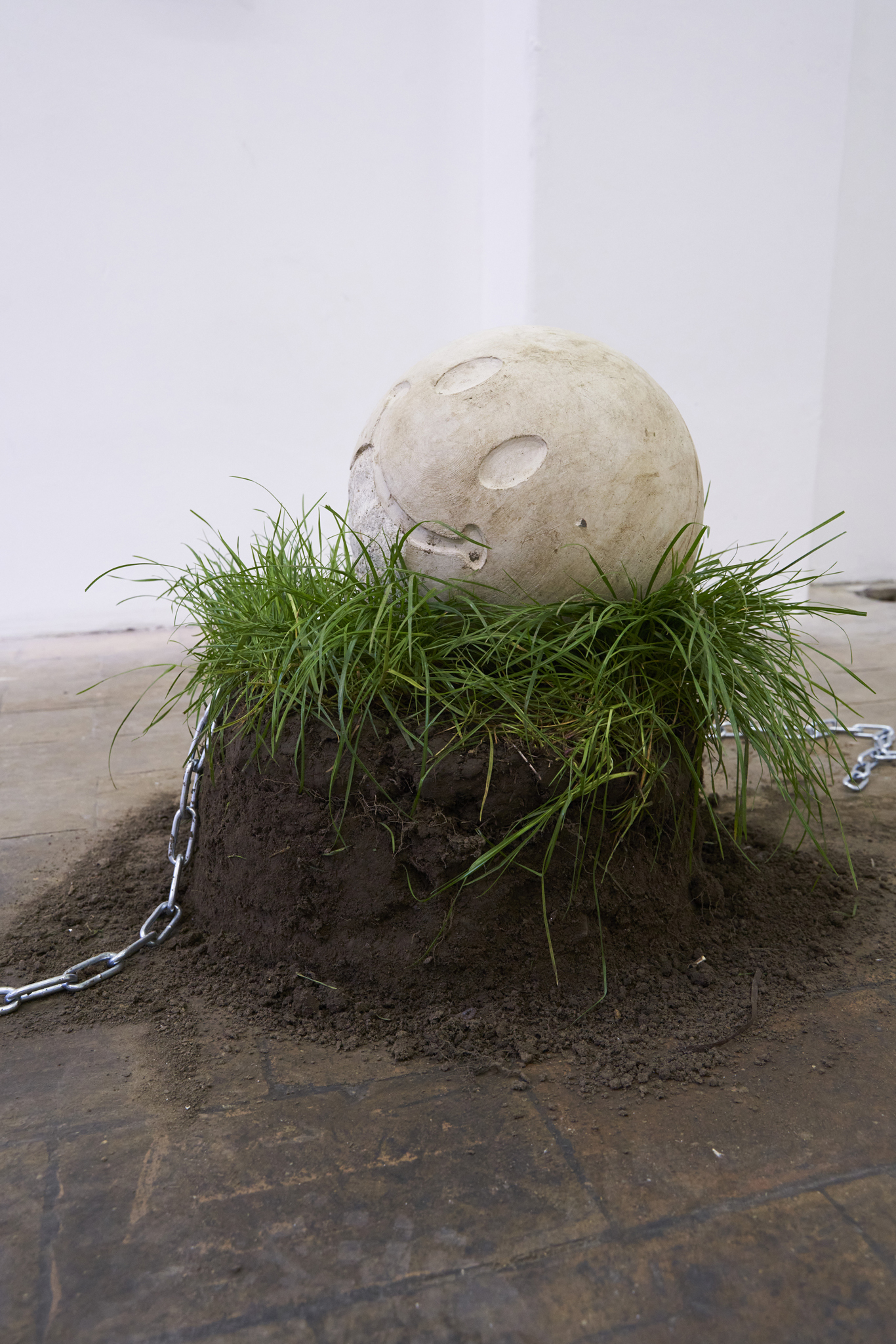 Anja Lekavski: diaspora_rave, concrete, stainless steel chain, turf & soil, 2022