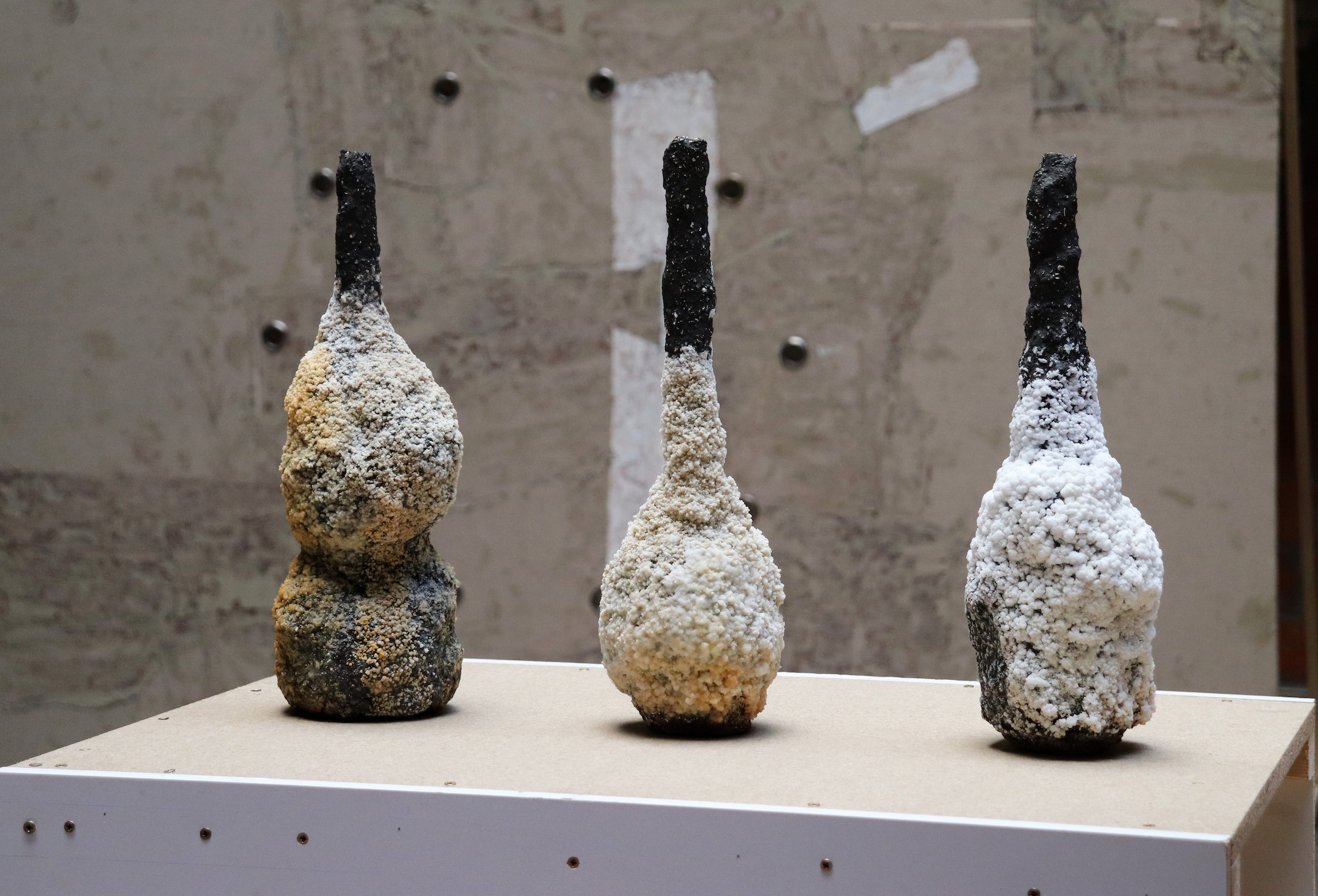 Maxime Fragnon, Poussière de Sel, black sandstone, salt crystallization, rust, variable dimensions, 2022