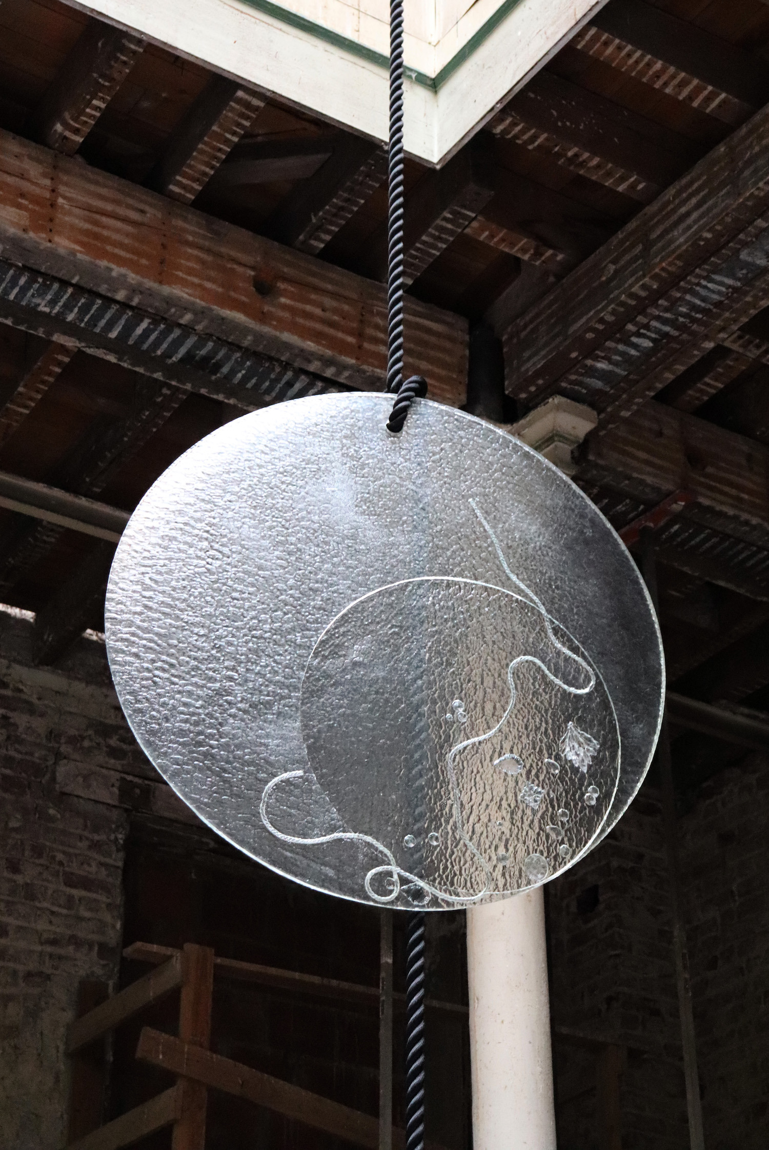 Lucie Lanzini, Oculus, resin and rope, 120cm in diameter, 2022