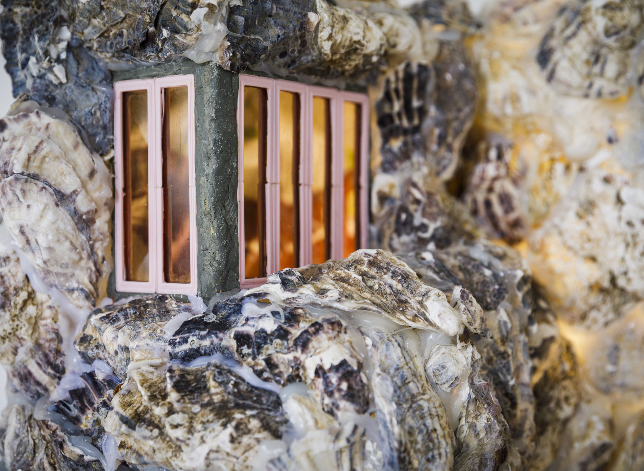 Agata Ingarden, Four Hundred And Seventy-six Bedrooms Mean Nothing to Them (detail), 2023, oyster shells, office blinds, 3D model print, plexiglass, 192 x 52 x 42 cm