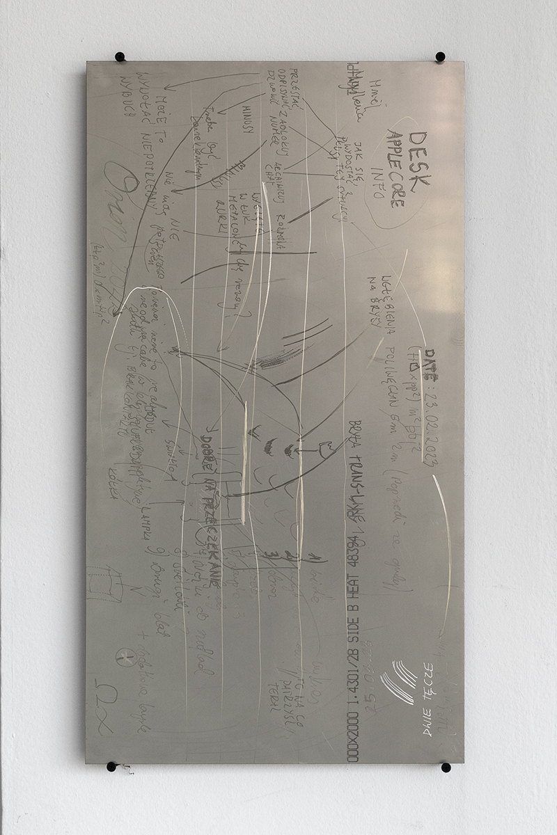 Linda Lach, Instruction, metal sheet, 35 x 70 cm.