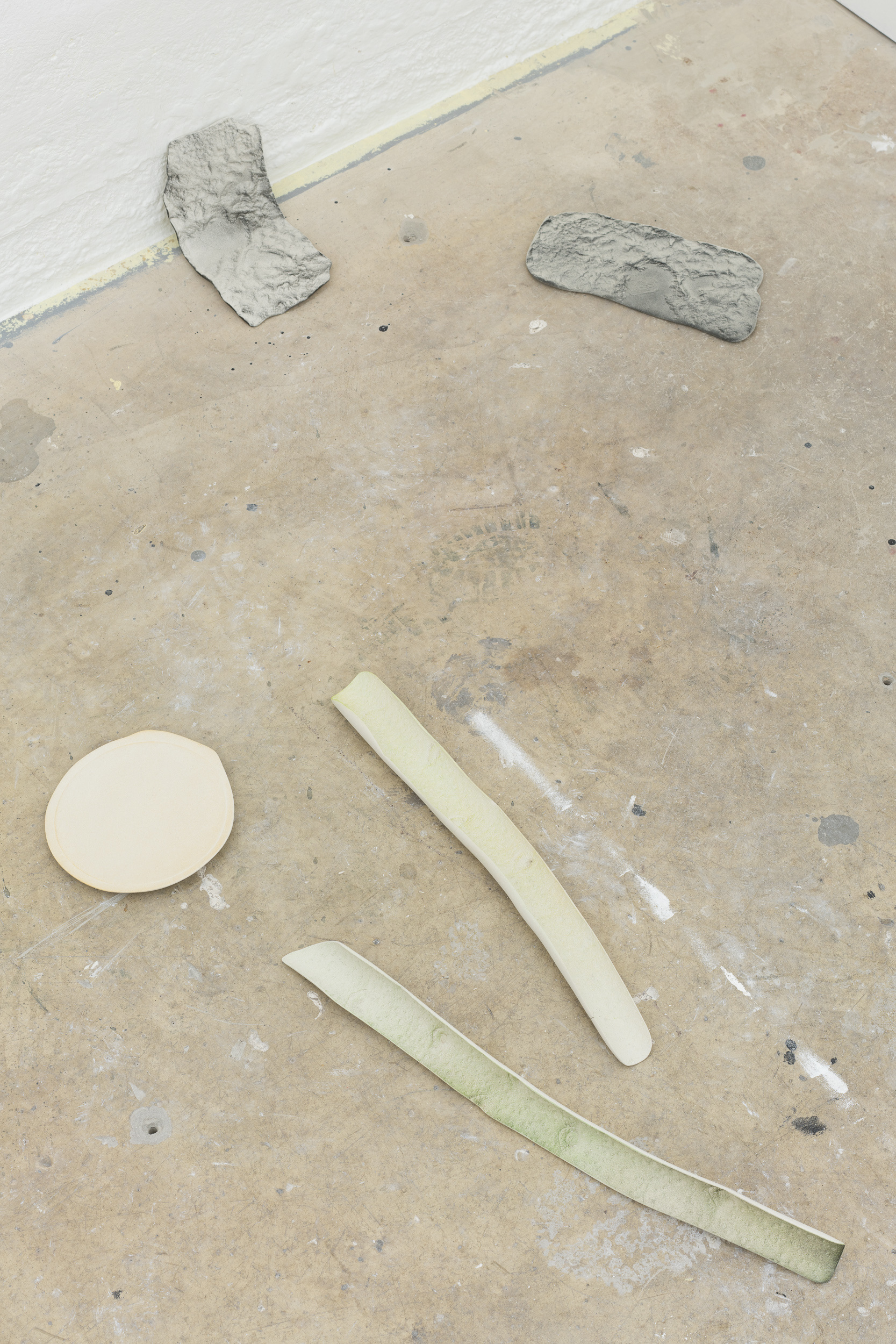 Juliane Tübke, KIN (12099), 2023, selbsttrocknender Ton, Pigment Maße variabel