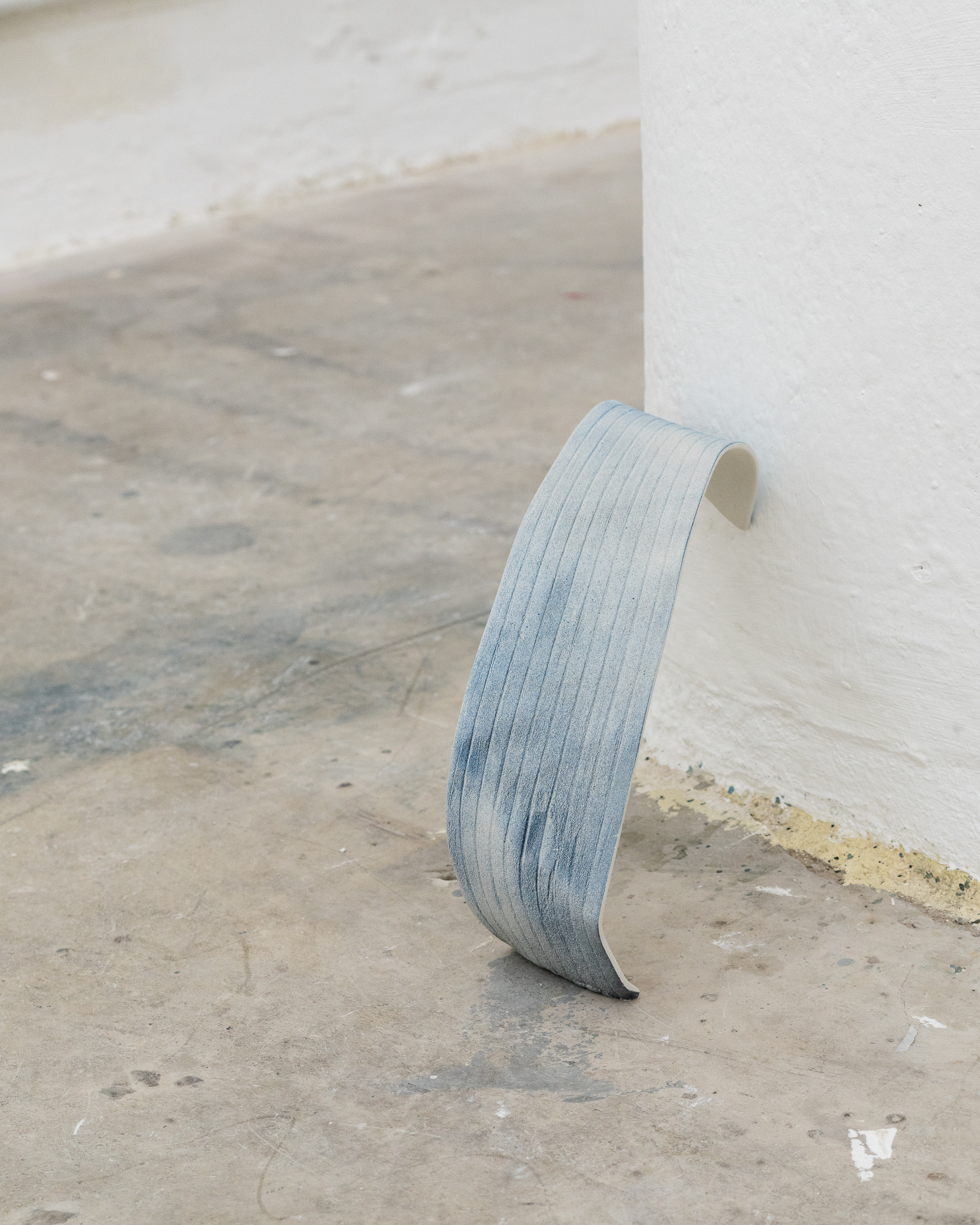 Juliane Tübke, KIN (12099), 2023, selbsttrocknender Ton, Pigment Maße variabel