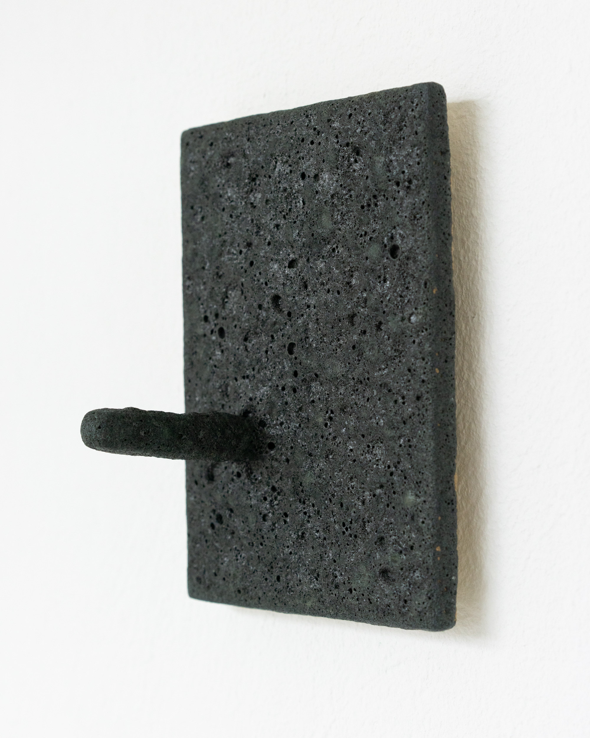 Lilia Kovka, TRAUMA, 2023, glasierte Keramik, 18x13,5 cm
