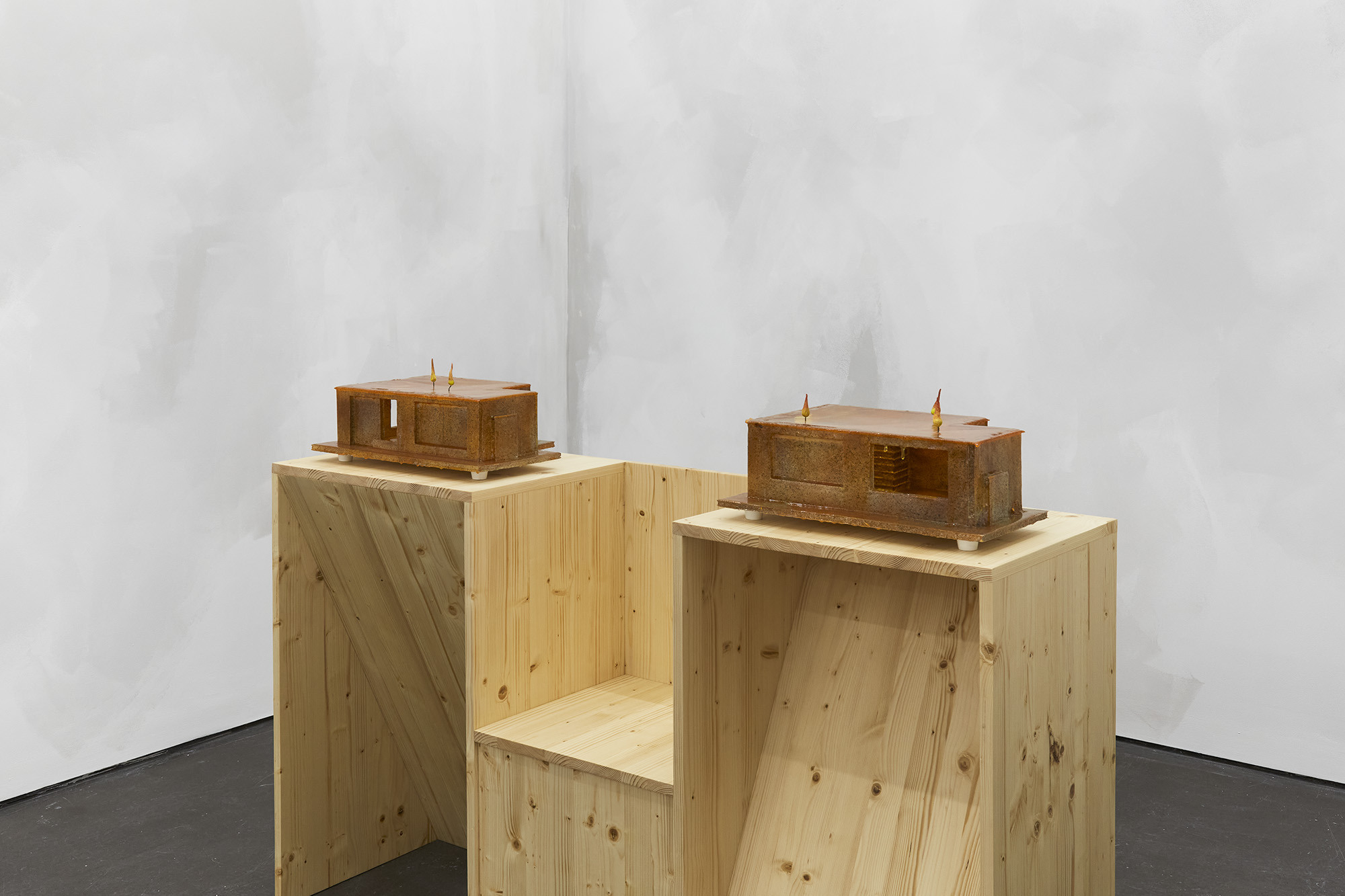 Jonald Dudd n°1 âKerze/Thron/ Kerzeâ, 2021-2023 Wood, foam core, acrylic primer, epoxy clay, polyester resin, oil paint 99.5 x 139.5 x 40 cm