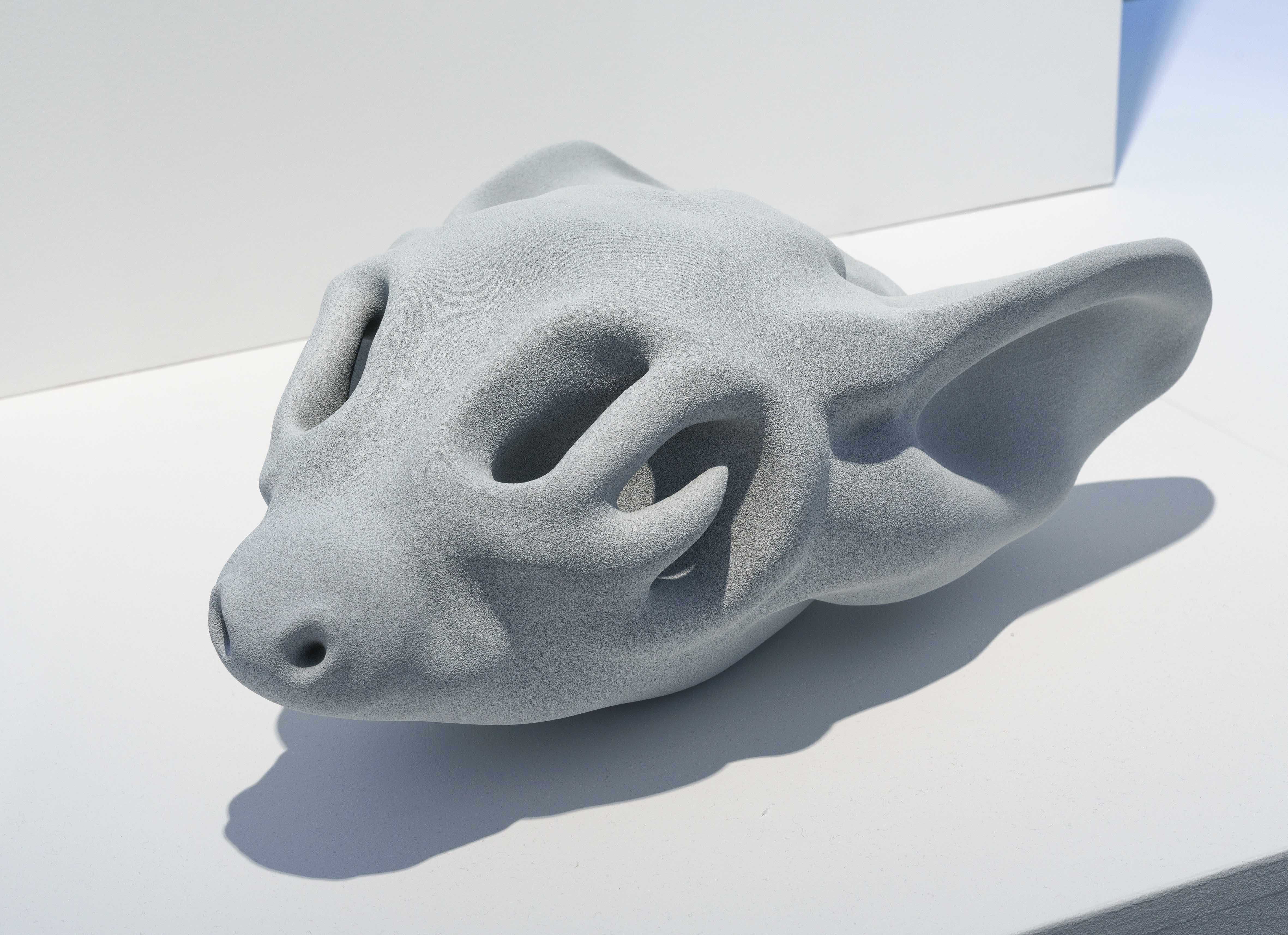 Mary-Audrey Ramirez, Forced Amnesia, installation view (Rotting Head, 3D printed sand, 2023), Kunsthalle Gießen, 2023 © Günzel Rademacher