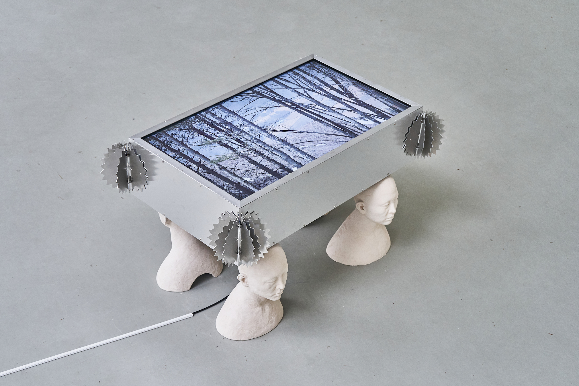 Younsik Kim, Umzug, 2023, 67 x 125 x 79 cm, Video, Aluminium-box, Ceramic heads