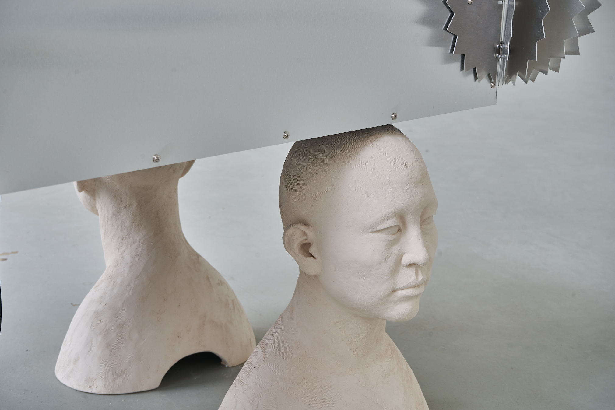 Younsik Kim, Umzug, 2023, 67 x 125 x 79 cm, Video, Aluminium-box, Ceramic heads