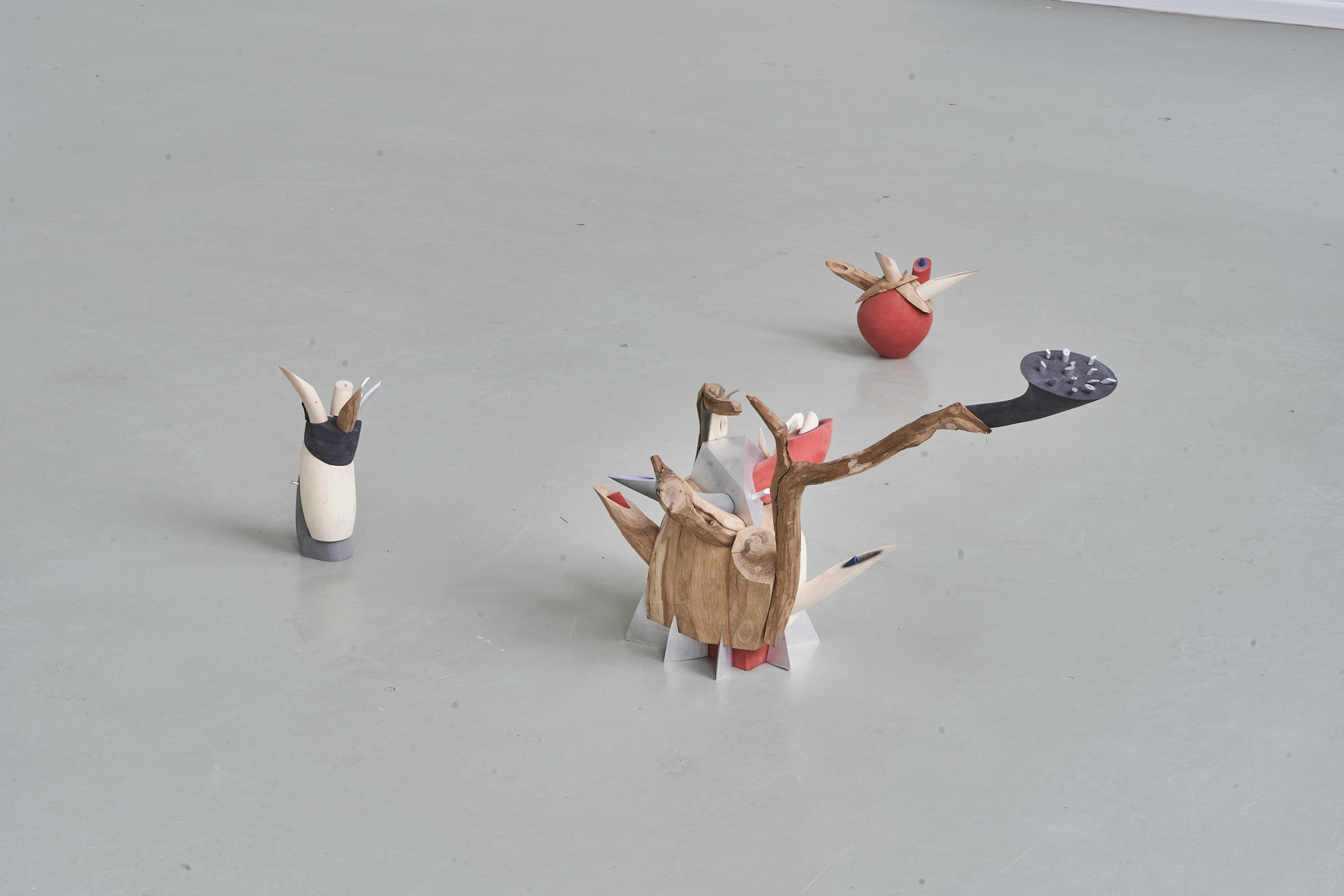 Lukas Hoffmann, Strange Flowers, 2023, 119 x 21 x 33 cm, Aluminium, Wood, Paper