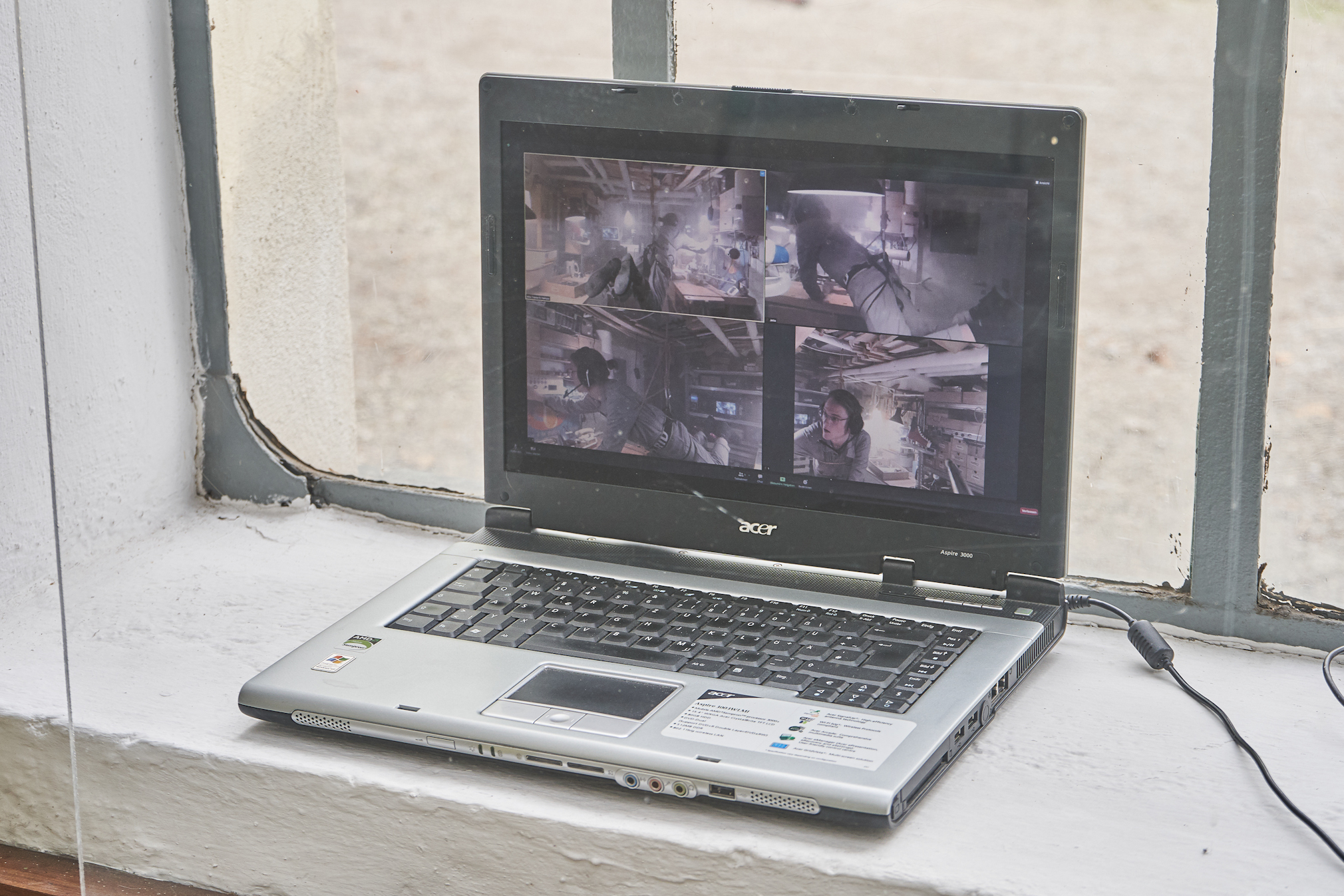 Nils Hampe, Werkstatt im All, 2022, 30 x 36.5 x 27.5 cm, Video, Laptop