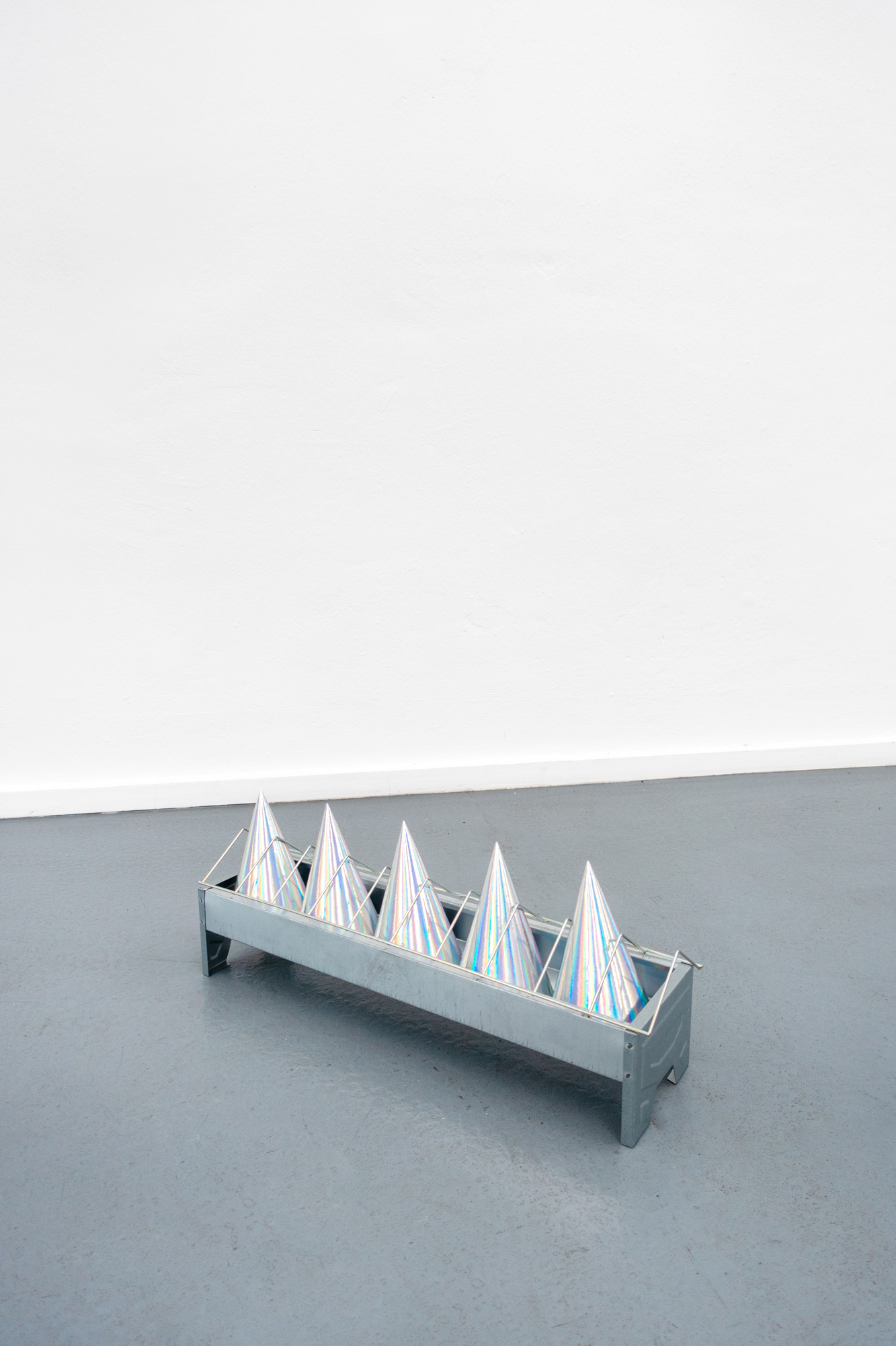 Hütchenklemme, 2023, Futtertrog, Karton, Gummiband, 51 x 19 x 13,3 cm