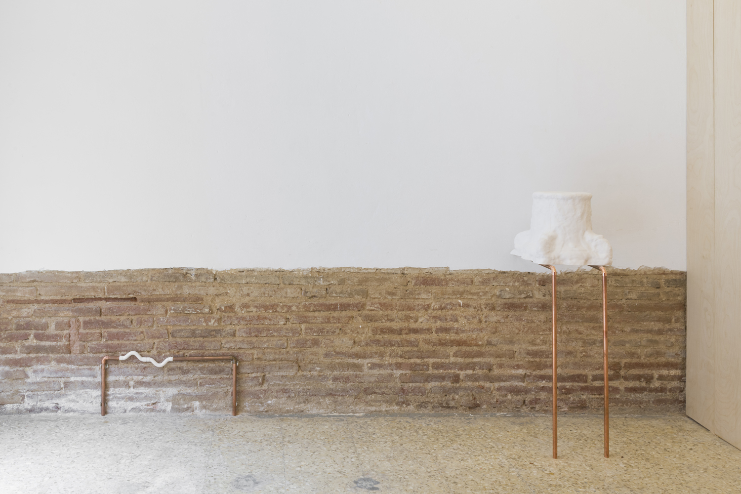 Mercedes Pimiento, ‘Untitled (Como un monumento al colapso)’, in situ installation, porcelain, copper tubes, 2023 ; Exhibition view of ‘La Ciudad en la que crecí era de piedra pero la hicieron sobre lodo’, AGUAS, 2023.