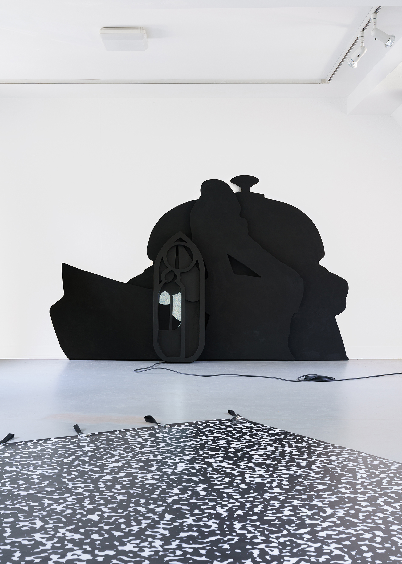 Denise Werth, Where are you tonight? - Buoyancy Aid II, 2023, Styrodur, LCD-Display, Lackfarbe, 120x47x8cm | Composition Shadow, 2023, Styrodur, Lackfarbe, 225x330cm | Composition Carpet, 2023, PVC-Plane, Gurtband, Karabinerhaken, 0,5x400x300cm