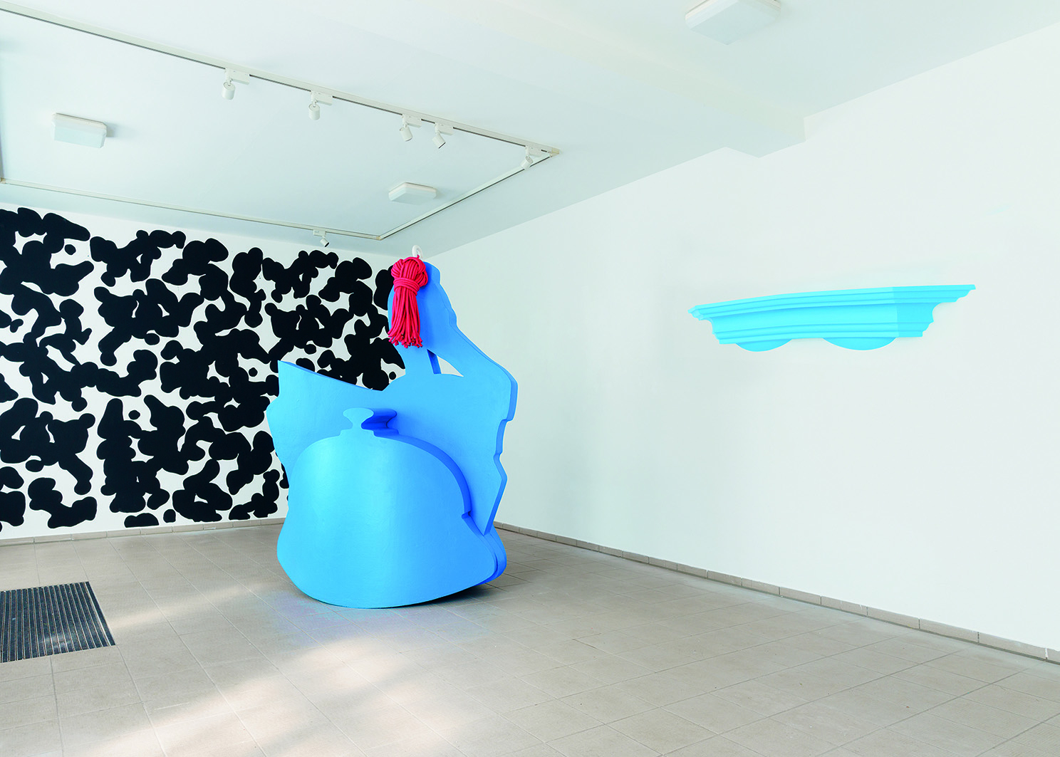 Denise Werth, Where are you tonight? - Composition Wall, 2023, Acrylfarbe auf Wand, ca. 350x500cm | Helmet, 2023 Styropor, Ringmutter, Seil, 240x180x120cm âUnderboob Iâ, 2023, Styropor, Lackfarbe, 27x165x38cm