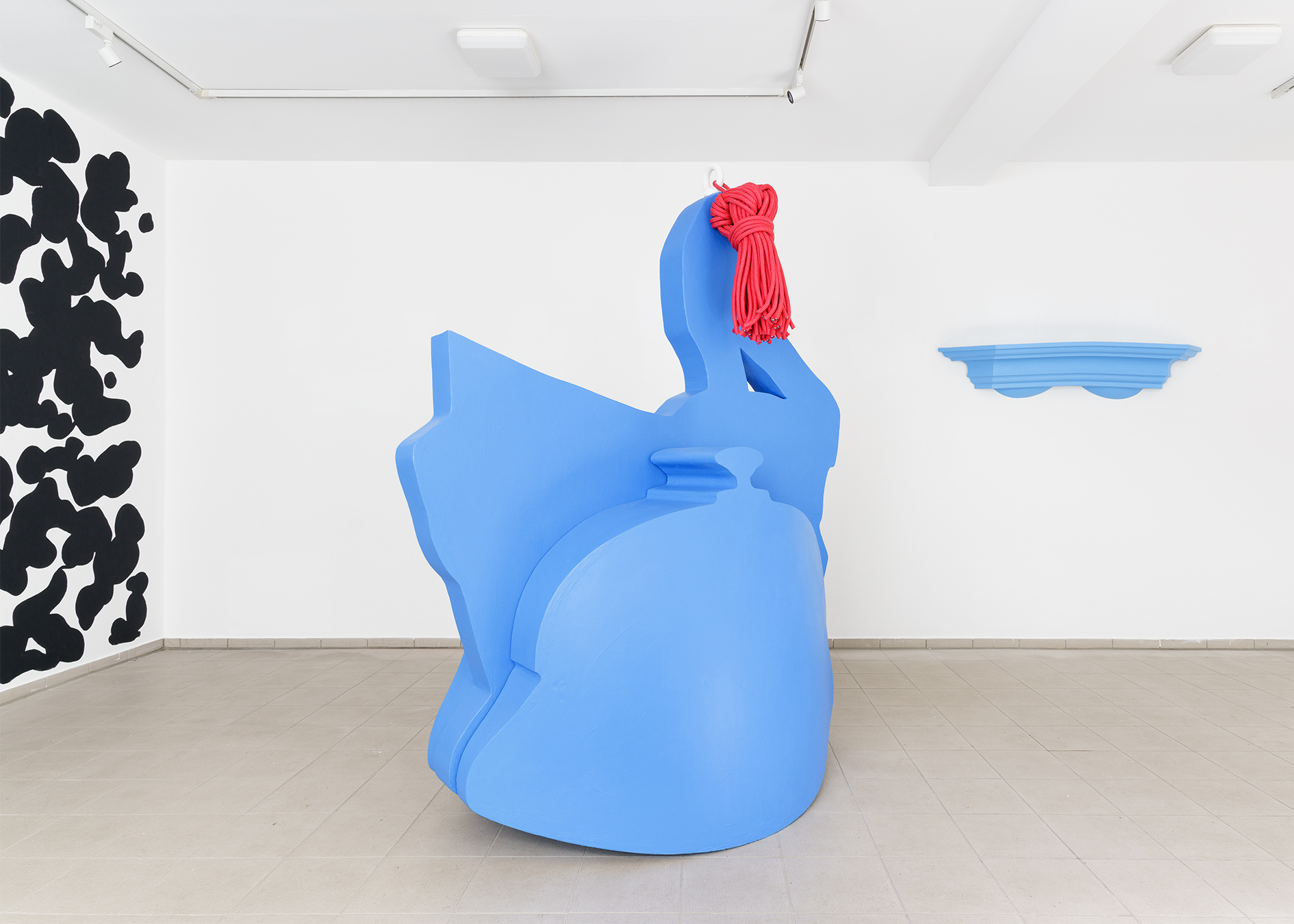 Denise Werth, Where are you tonight? - Composition Wall, 2023, Acrylfarbe auf Wand, ca. 350x500cm | Helmet, 2023 Styropor, Ringmutter, Seil, 240x180x120cm | âUnderboob Iâ, 2023, Styropor, Lackfarbe, 27x165x38cm