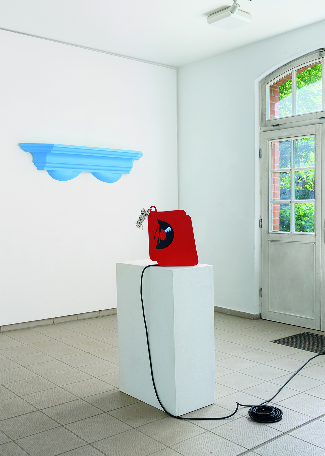 Denise Werth, Where are you tonight? - âUnderboob IIâ, 2023, Styropor, Lackfarbe, 30x170x35cm | Guilty Pleasure, 2023, MDF, Kunststoff, Seil, 2 Stk. 11,6 Zoll LCD-Bildschirm, 40x30xâ11cm
