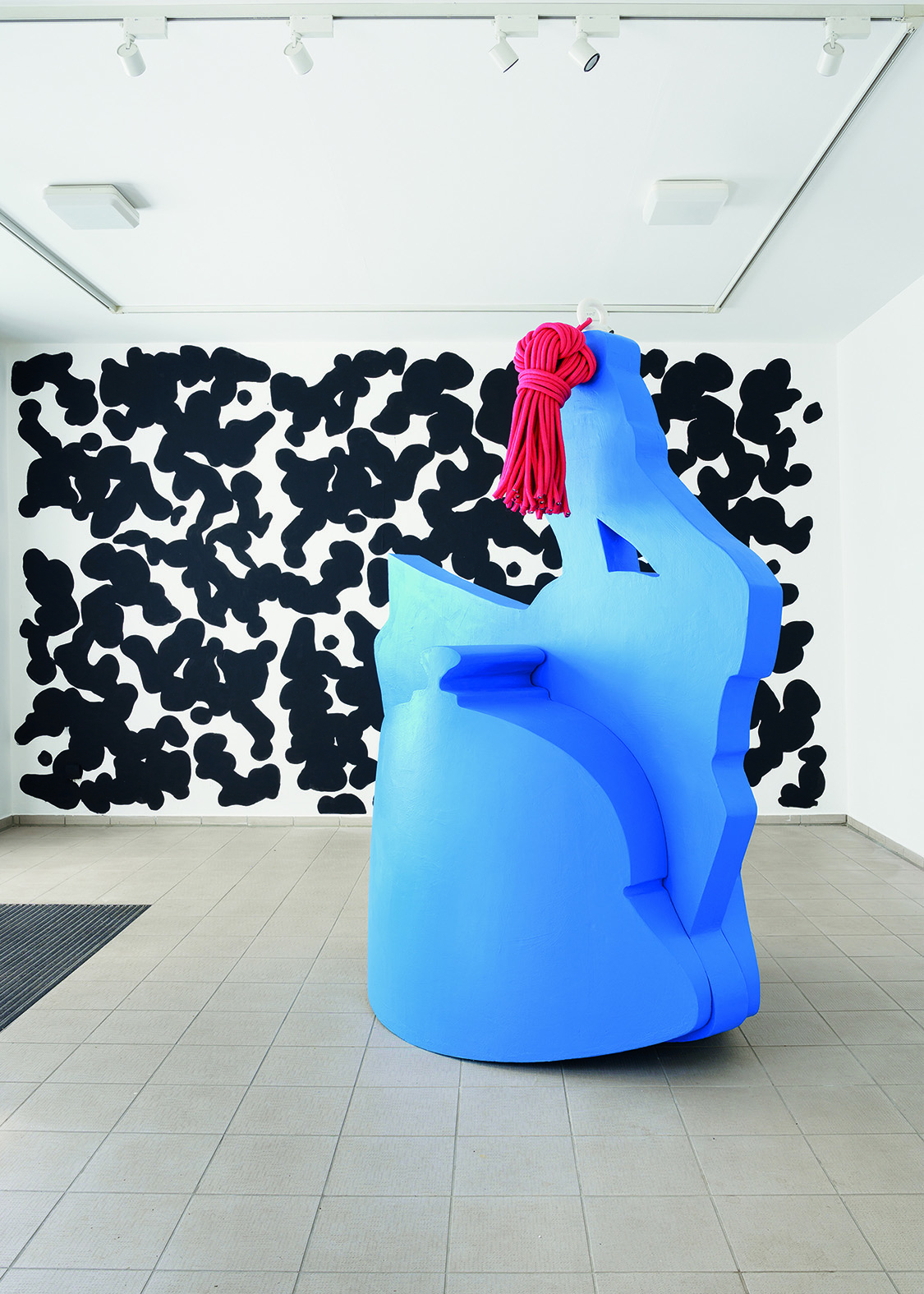 Denise Werth, Where are you tonight? - Composition Wall, 2023, Acrylfarbe auf Wand, ca. 350x500cm | Helmet, 2023 Styropor, Ringmutter, Seil, 240x180x120cm