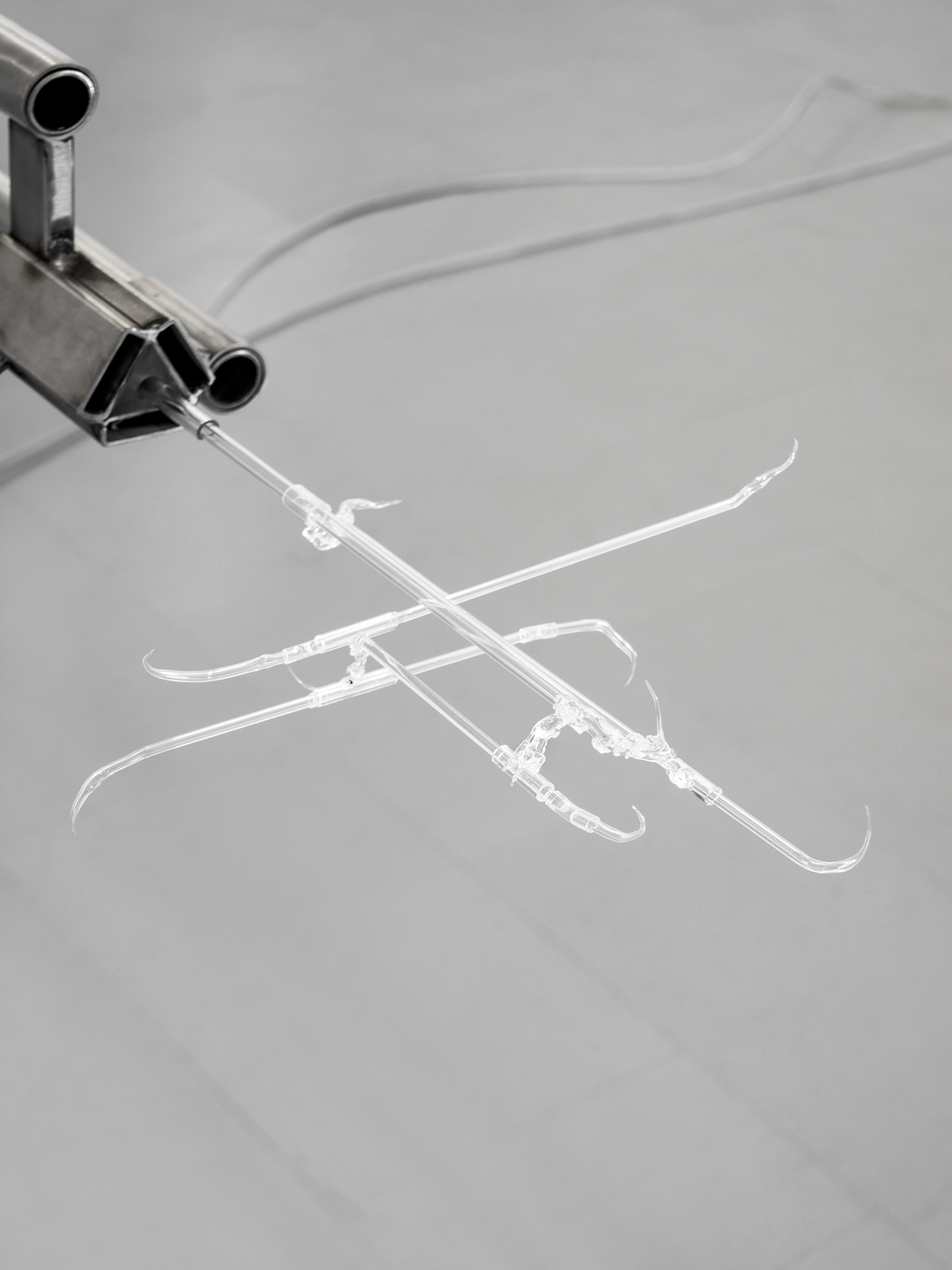 Detail of Lorenzo Lunghi, Spie (Fontana), 2023. Borosilicate glass, steel, oxygen, 460x20x20cm. Courtesy of the Artists and La Rada, Locarno. Photography by Tiziano Ercoli & Riccardo Giancola