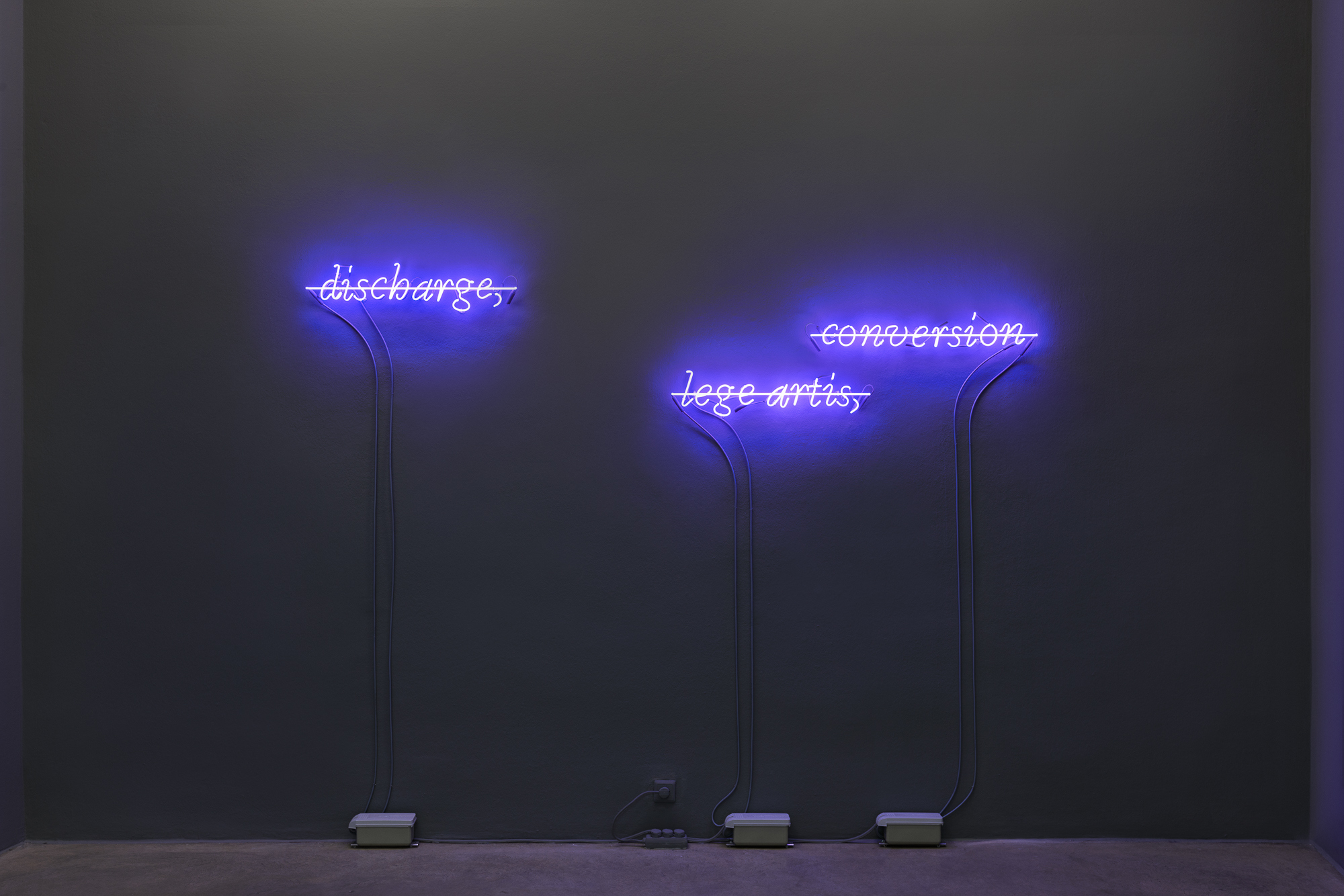 JOSEPH KOSUTH ‘Discharge, Lege Artis, Conversion’, 1986 Text: discharge, lege artis, conversion Violet neon mounted directly on the wall 57,5 x 271,5 cm © Joseph Kosuth / ARS, New York. Courtesy Christine König Galerie, Vienna.
