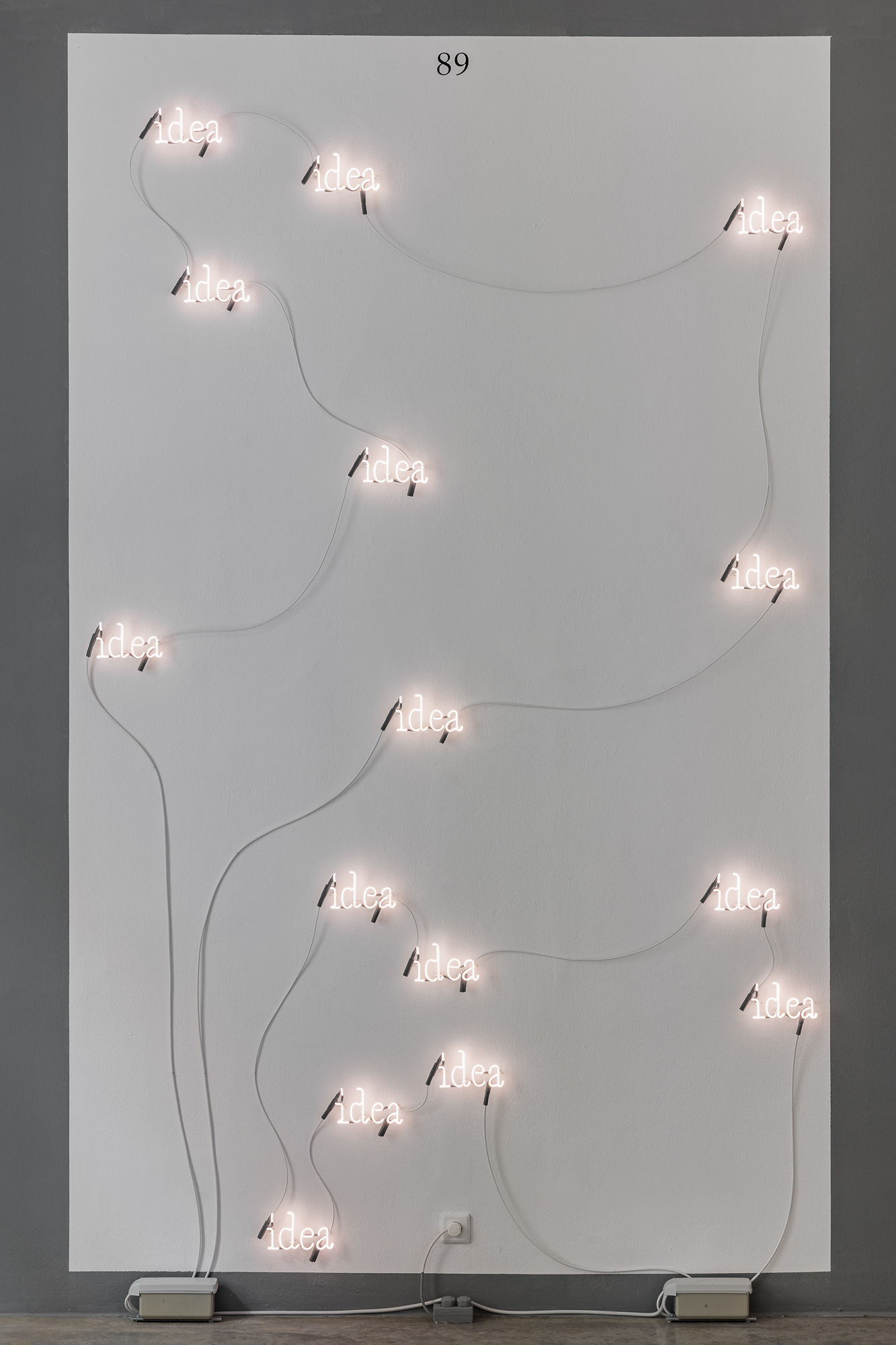 JOSEPH KOSUTH ‘Korrektur (Uncorrected) #3’, 2023 Installation (15 parts) Text reads: idea Warm white neon mounted directly on the wall Dimensions variable © Joseph Kosuth / ARS, New York. Courtesy Christine König Galerie, Vienna.