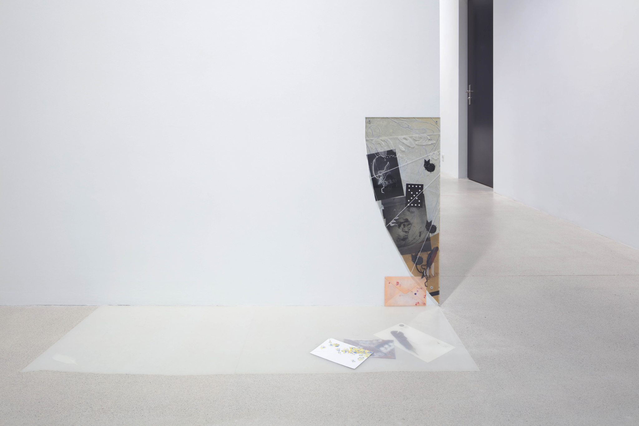Niels Trannois, KERNING, at Windhager von Kaenel, Zurich, 2023; view on OEil distrait, écoute flottante 5, 2023, laser engraved plexiglas, oiled xerox print, transparent paper, sticker, feathers, dimension variable