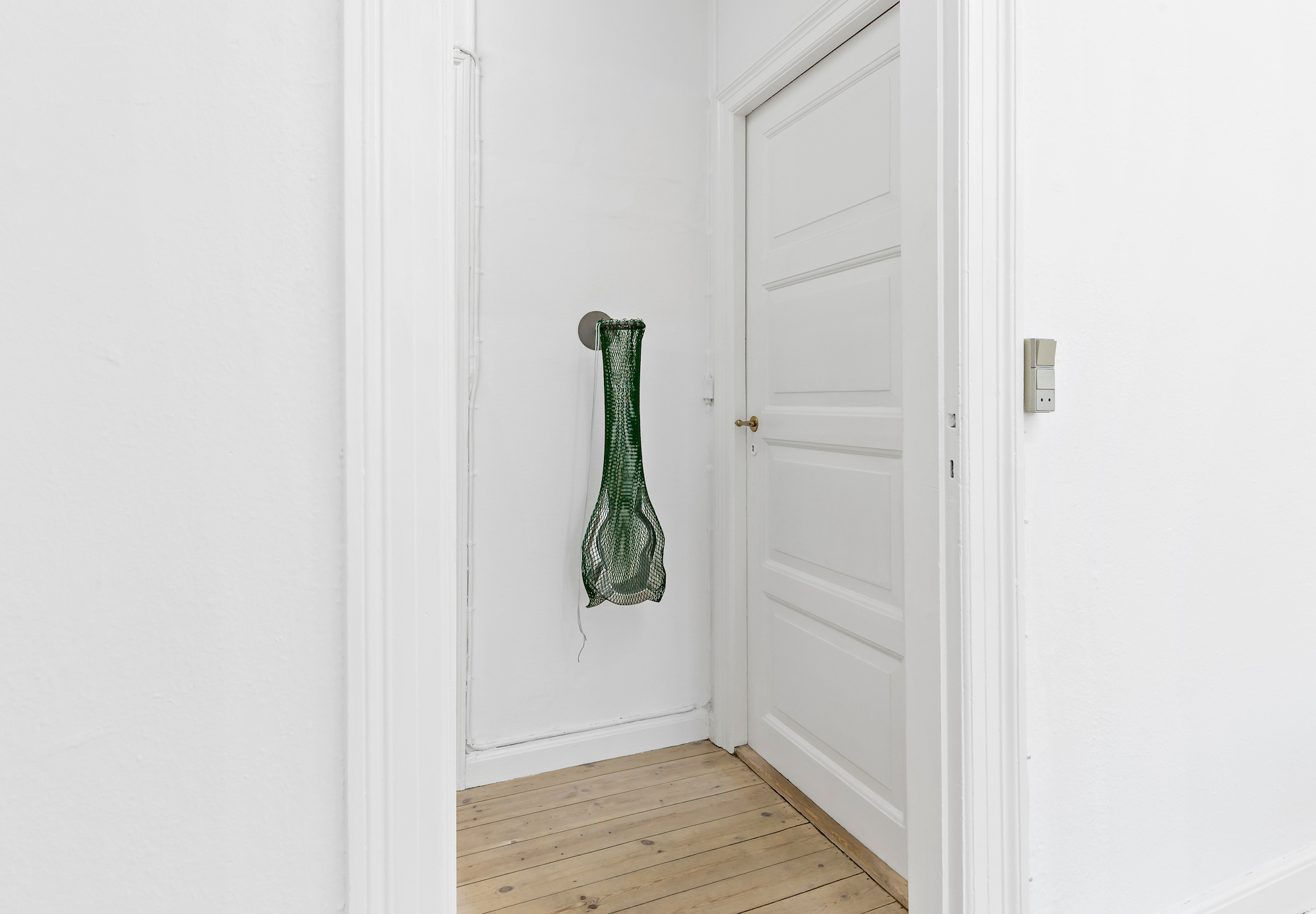 Therese Bülow, "Tongue Twister", 2022. Polished aluminium, nylon net, sandblasted metal, 82.0 x 23.0 x 27.0 cm