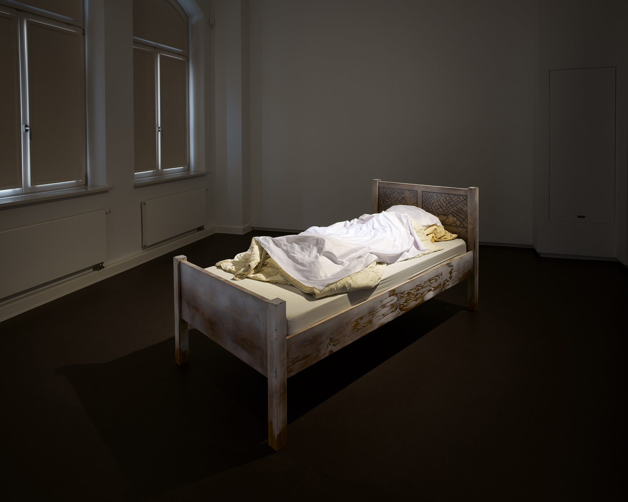 Jáno Möckel, Scene of a Wrecked Ship, 2022, wood, nylon flock, engine, car battery, foamcore, fabrics, 212 x 108 x 95 cm, exhibition view