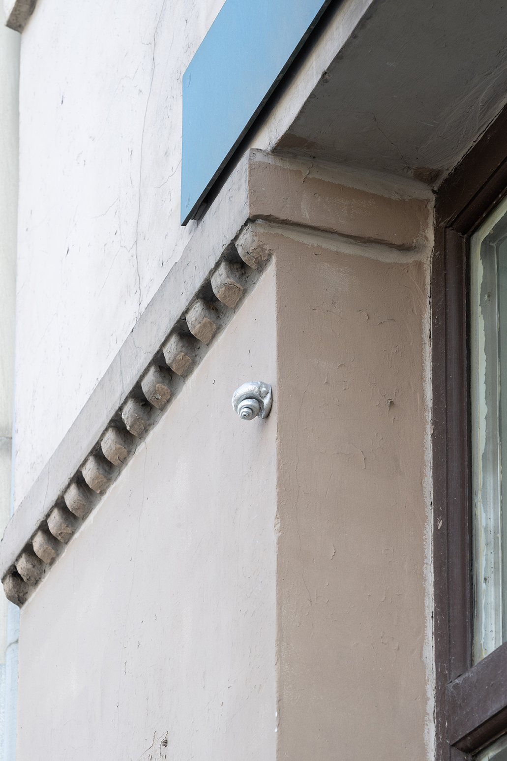 Two directional house (at the periphery / at the vortex), aluminum, variable dimensions, 2023 