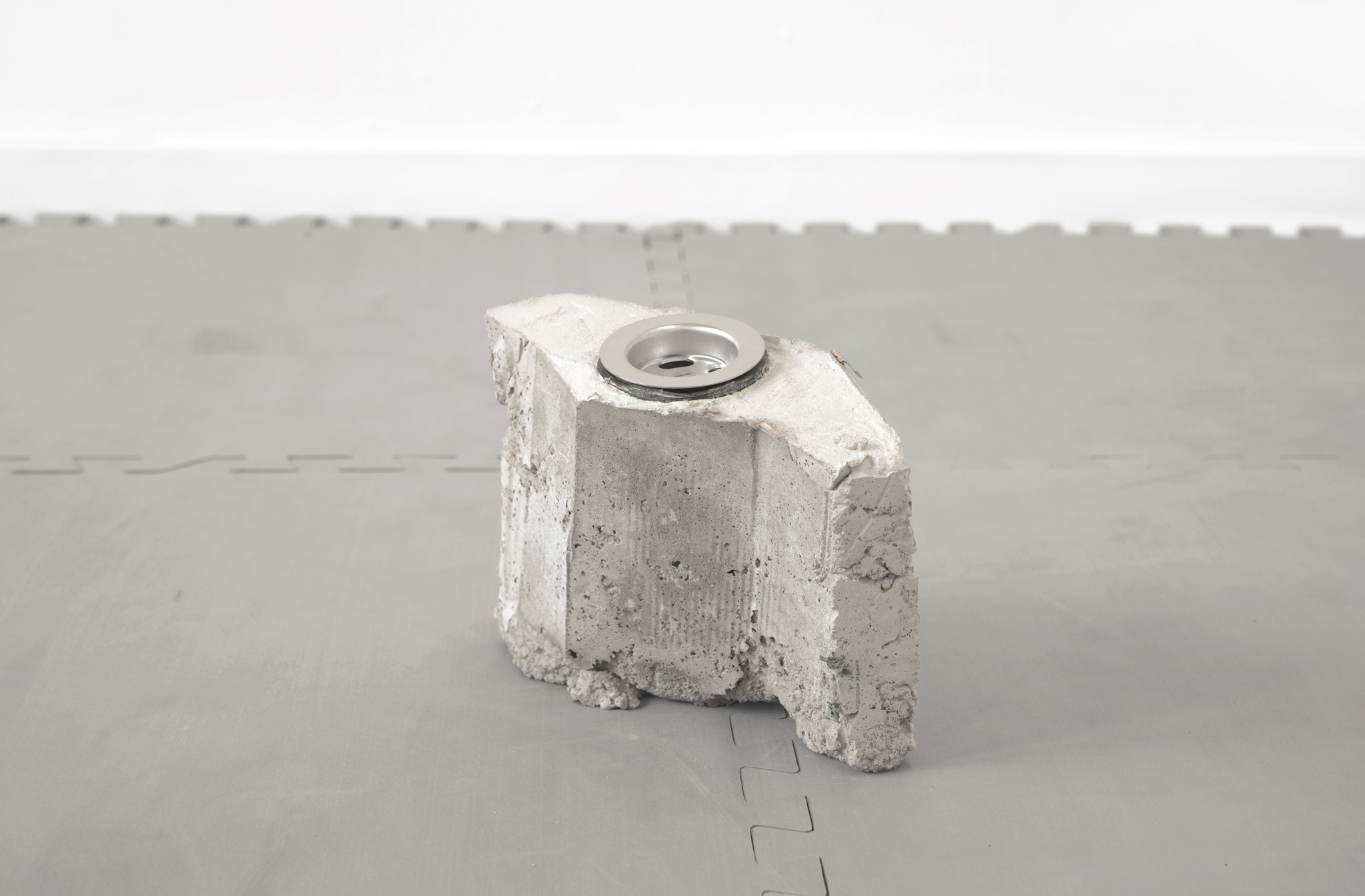 Alfons Knogl, filtered illusion (CDLD I), 25 x 12 x 19 cm, 2023