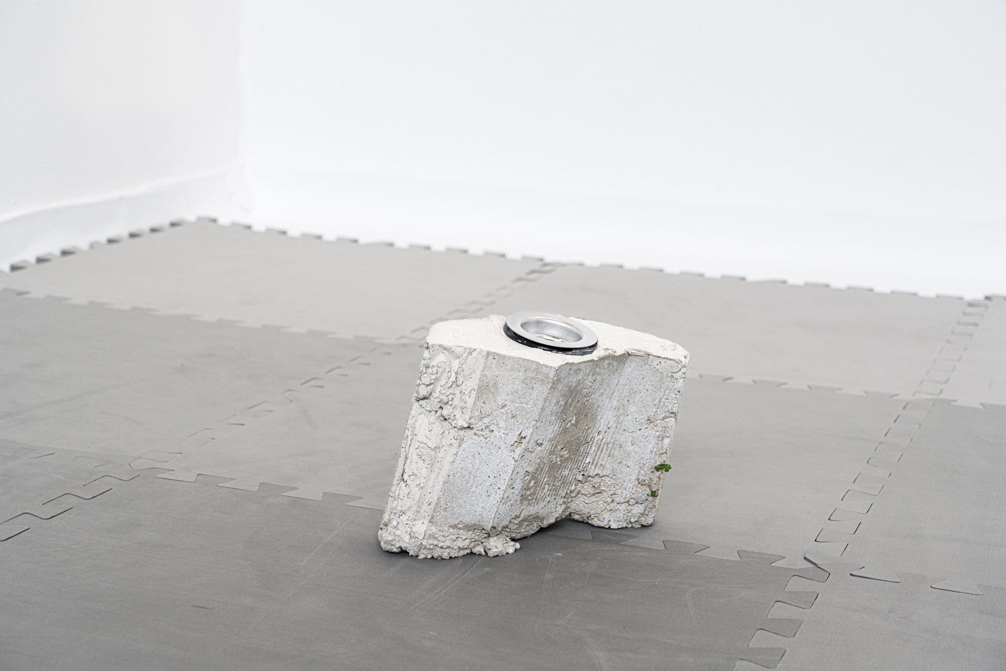 Alfons Knogl, filtered illusion (CDLD I), 25 x 12 x 19 cm, 2023
