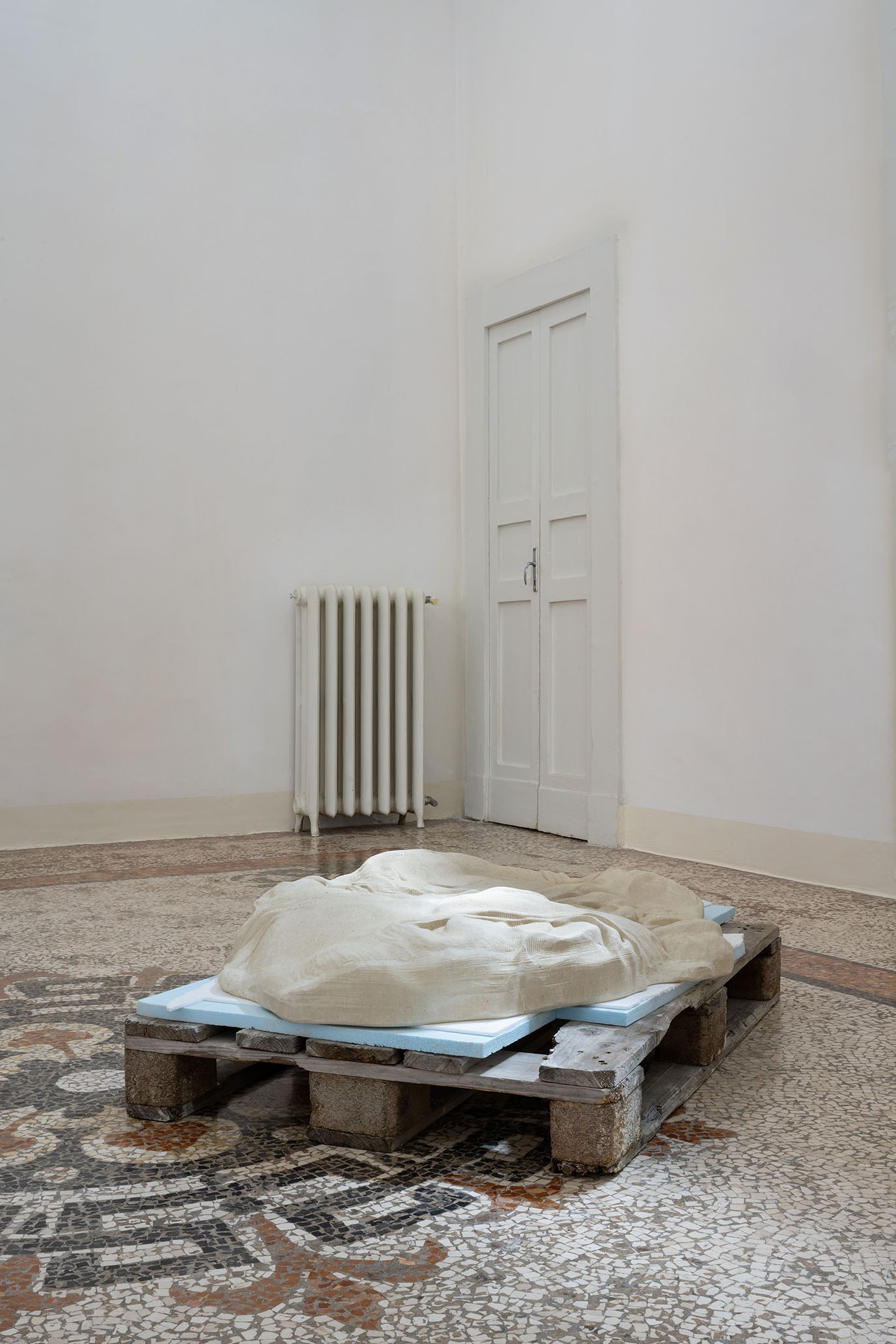 Aria Dean, Mare, 2023, Limestone (pietra leccese), styrofoam, wood, 88 x 130 x 32 cm