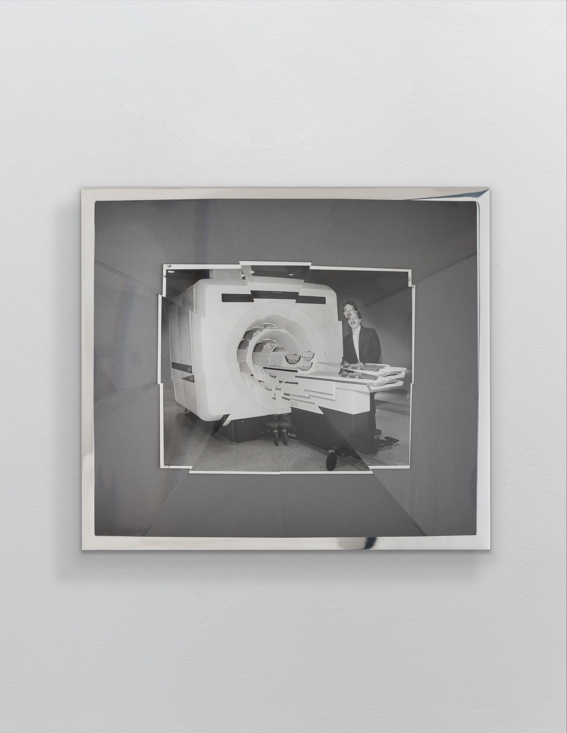 Jeremy Shaw, Towards Universal Pattern Recognition (Dave Bitner, Admin. Dir, Poses w/MRI. 27 JAN 88), 2022, Courtesy of max goelitz, Copyright of the artist