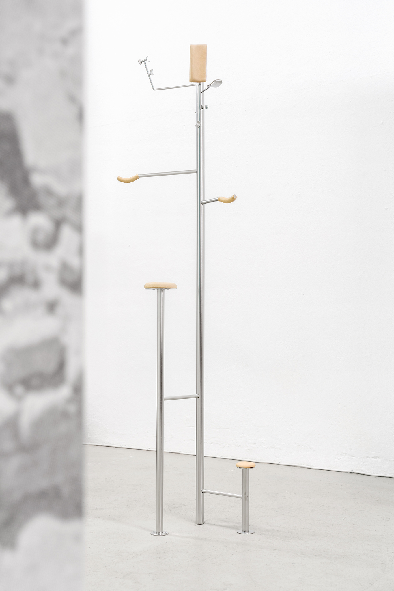 Jaqueline Doyen, „Liz Taylor“, Steel, leather, 154 x 51 x 24 cm