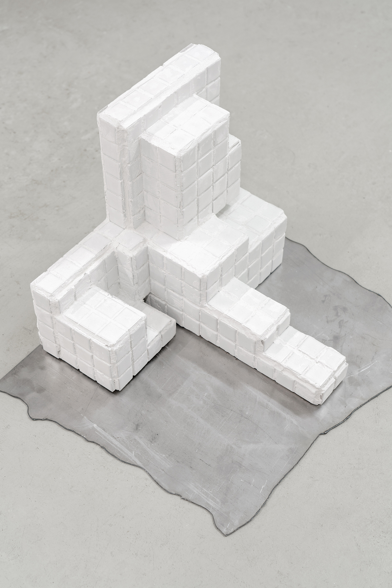 Anna Bochkova, „Sculptures of unforgettable past and uncertain future“, ceramic tiles, wood, plaster, cardboard