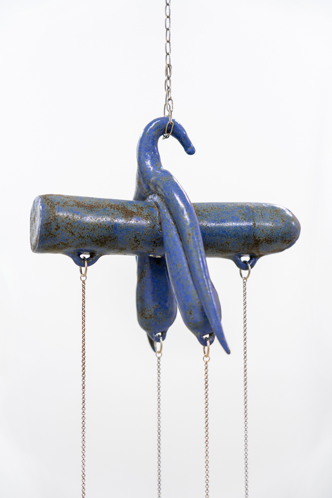 Zoë Claire Miller, „Tintinnabuli Serie (Clitbait)“, glaced ceramics, silver chain