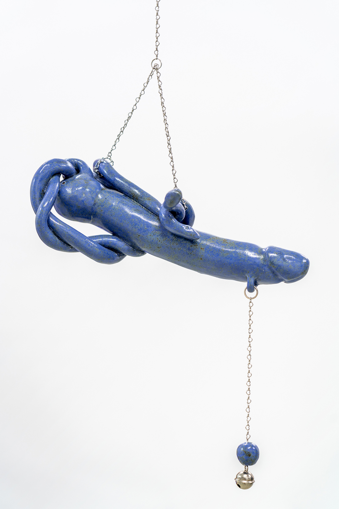Zoë Claire Miller, „Tintinnabuli Serie (Schlängelschwanz)“, glaced ceramics, silver chain