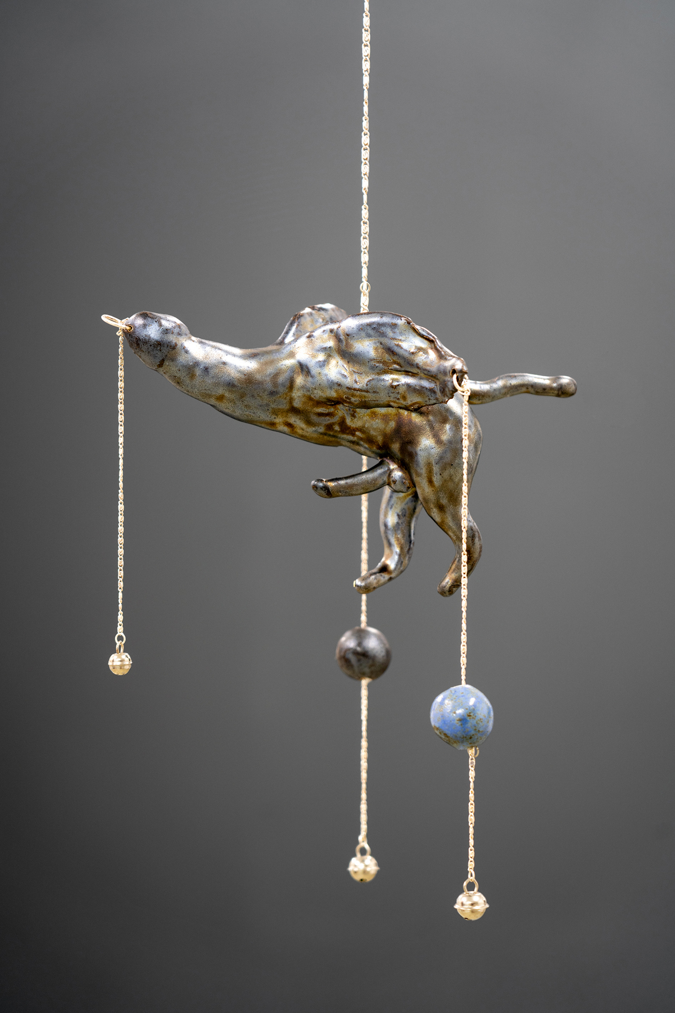 Zoë Claire Miller, „Tintinnabuli Serie (Schwanz mit Schwänzen & Löwenbeinen)“, glaced ceramics, silver chain