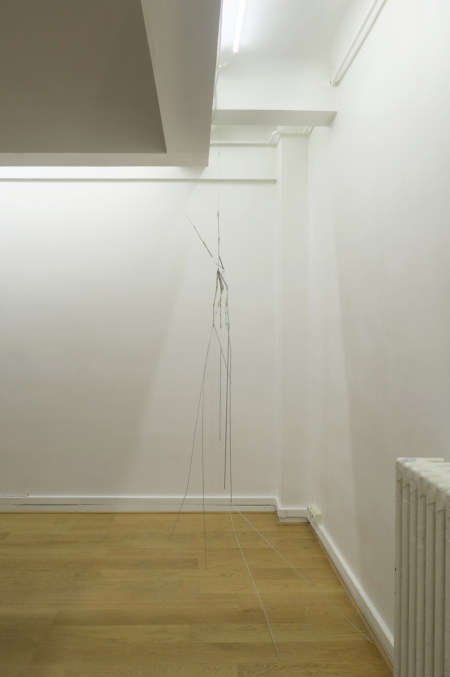 Clémentine Adou, Daddy long legs’ hands, 2023, umbrella structure, aluminum, inox, steel, wire, 215 × 110 × 25 cm