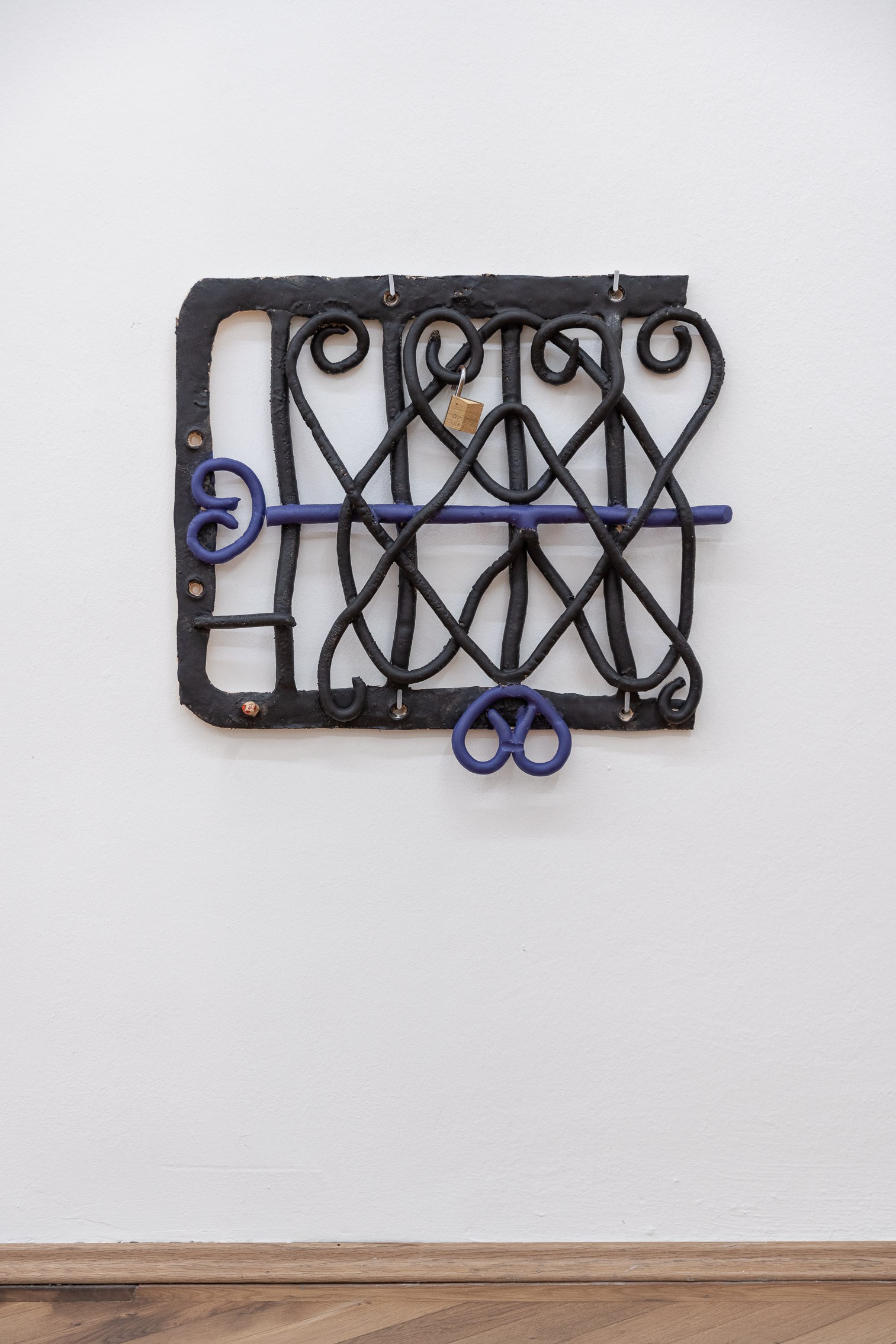Patrick Ostrowsky, a grid (wavey beaus), 2023, glazed ceramics, 47 x 45 x 5 cm