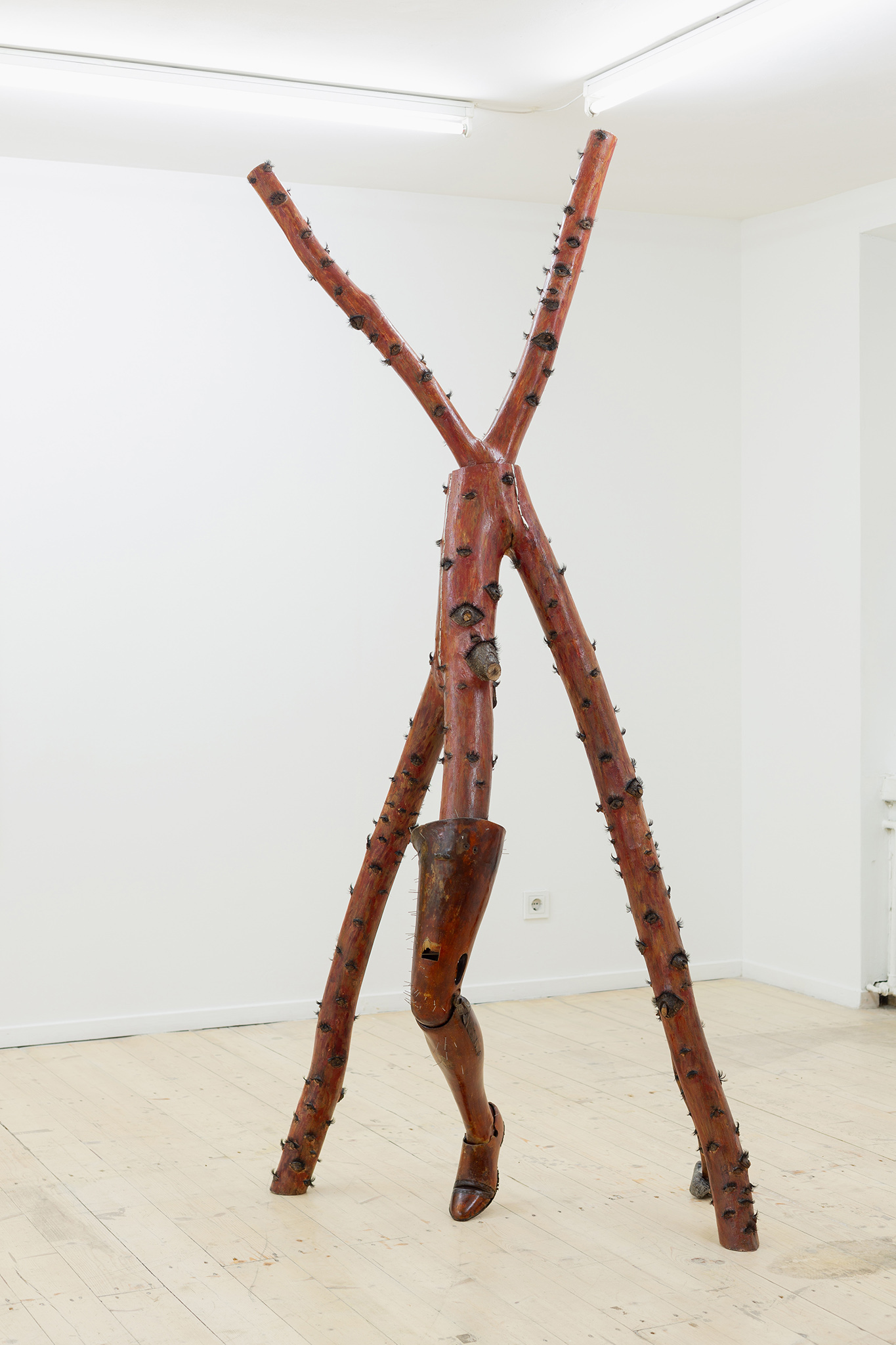 Milda Lembertaitė, Give Yourself New Life, 2021. Found Wood (Maryon park, London), Flint, Oil Paint, Pewter, Synthetic Eyelashes, WWII Prosthetics, Acupuncture needles, 225 x 67 x 47 cm