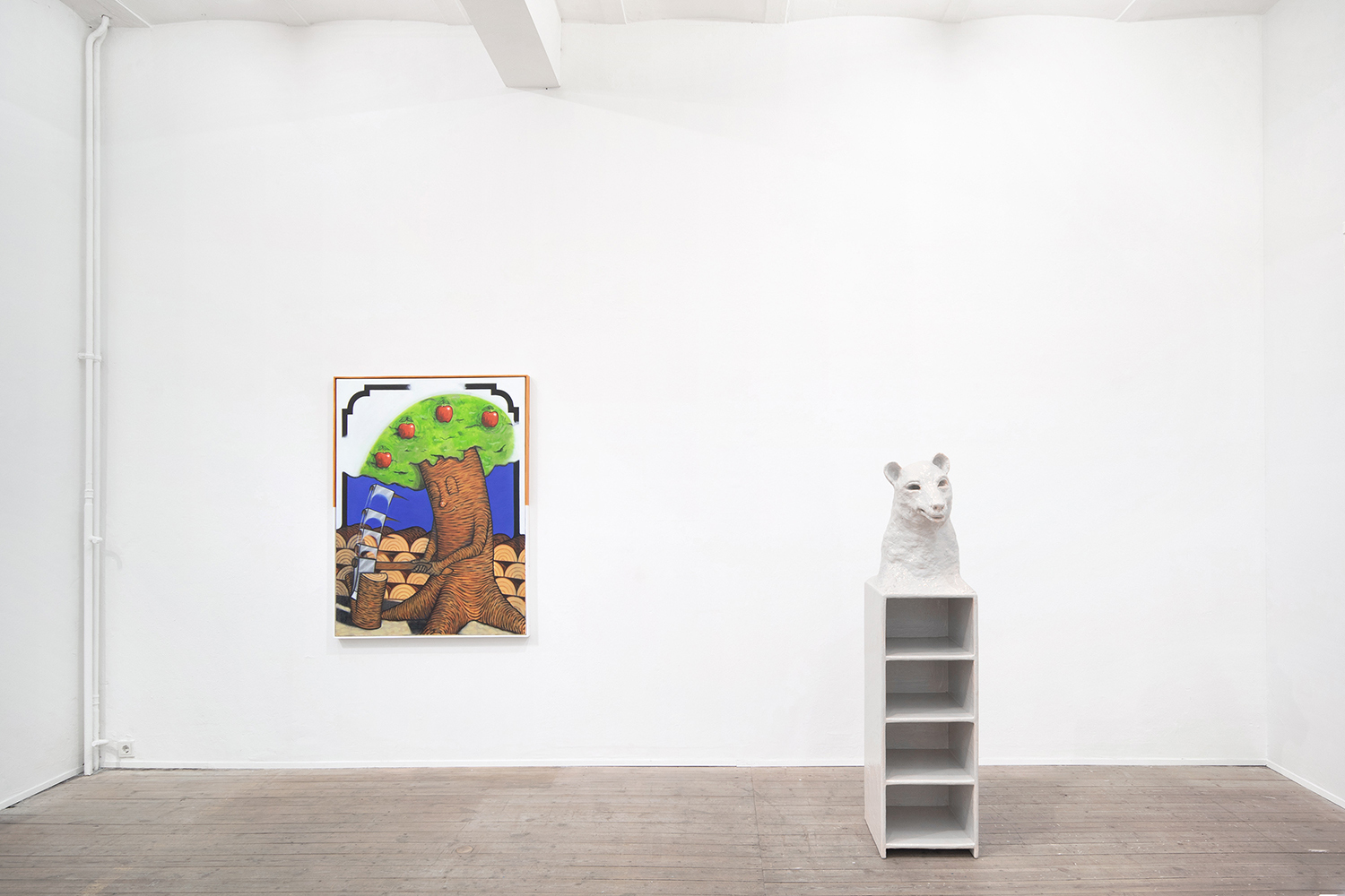 Left: Thomas Jeppe, Nature of Submission (Axe), 2023, Courtesy of the artist and Conradi, Hamburg, Right: Nuri Koerfer, Regal (BÀr), 2022, Wood, paper-mùché, resin, 150 x 45 x 45 cm, Courtesy of the artist and Galerie Lars Friedrich, Berlin