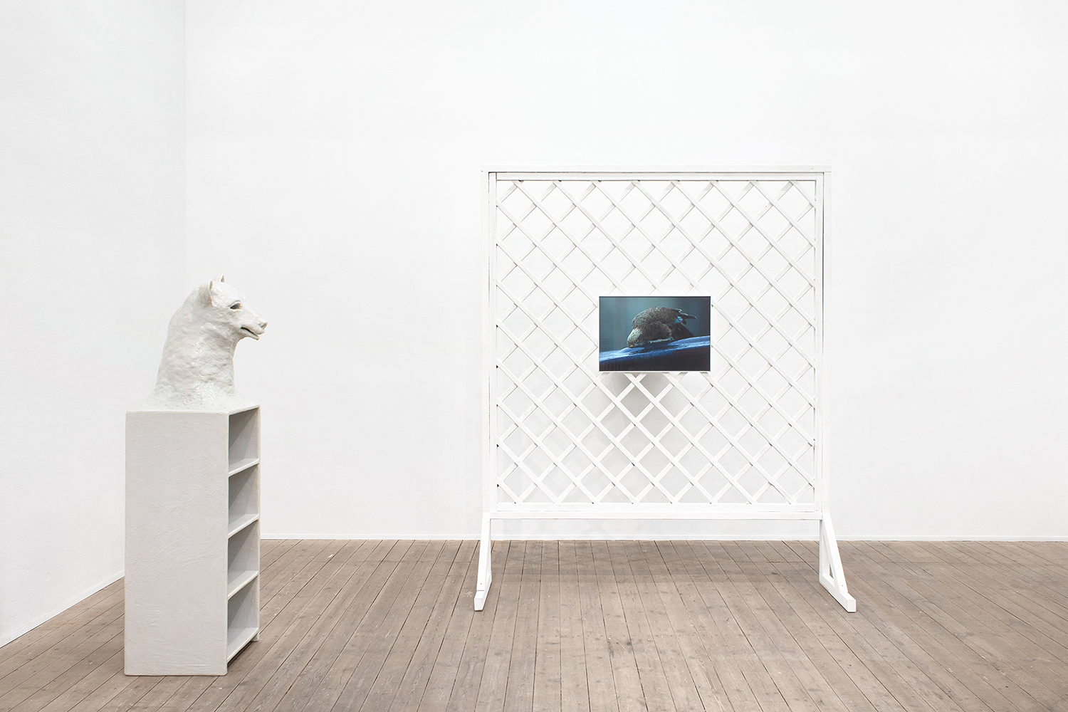 Left: Nuri Koerfer, Regal (BĂ€r), 2022, Courtesy of the artist and Galerie Lars Friedrich, Berlin, Right: Richard Frater, his peering out the car windowâa constant, I gatherâwas a vital part of his process of looking, 2020, Archival print