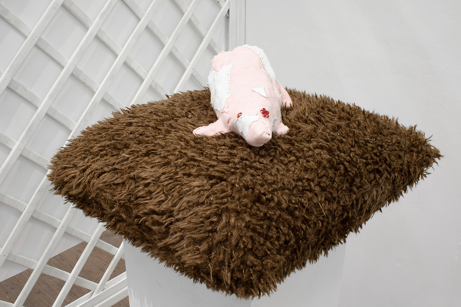 Gina Fischli, Schnabeltier, 2023, Fabric, plaster, wire, jewels, 17 x 46 x 40 cm, Courtesy of the artist and Sandy Brown, Berlin