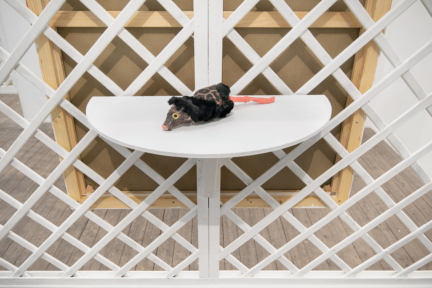 Gina Fischli, Tiger, 2023, Fabric, plaster, wire, jewels, 18 x 42 x 45 cm, Courtesy of the artist and Sandy Brown, Berlin